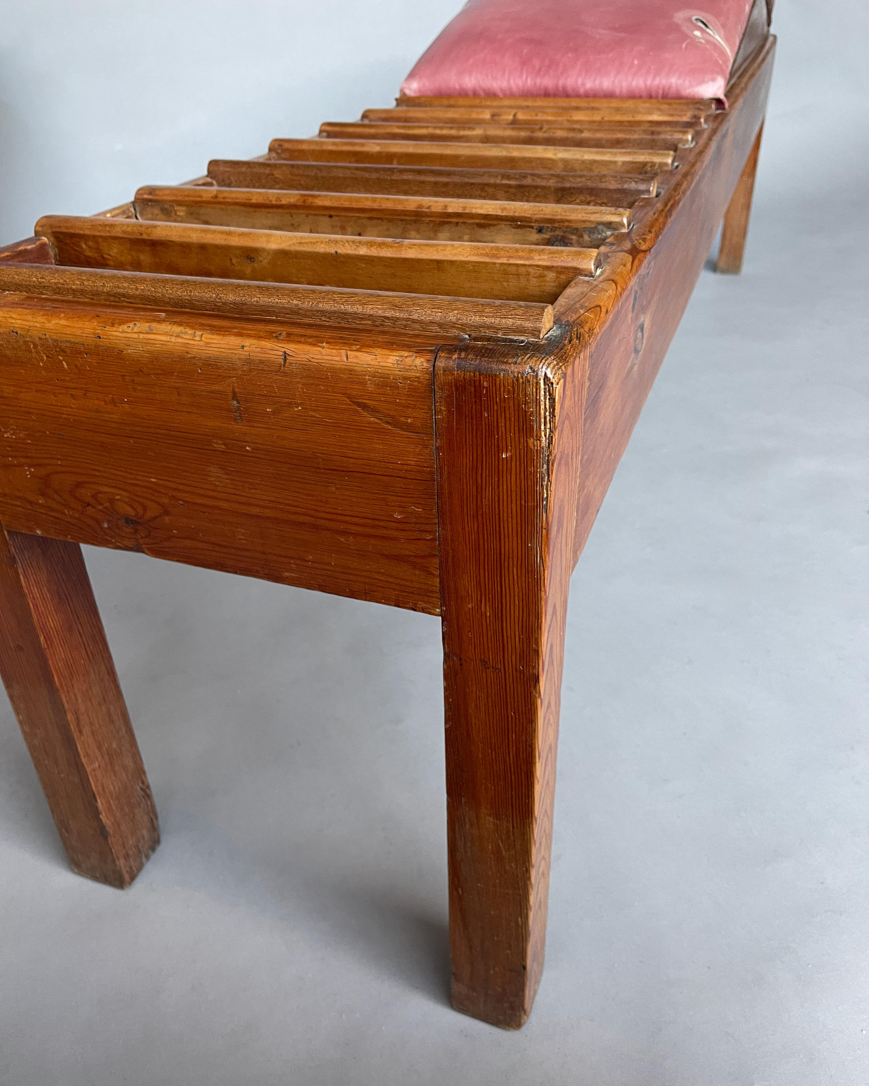 Banc français inhabituel en pin et cuir des années 1940 en vente 4