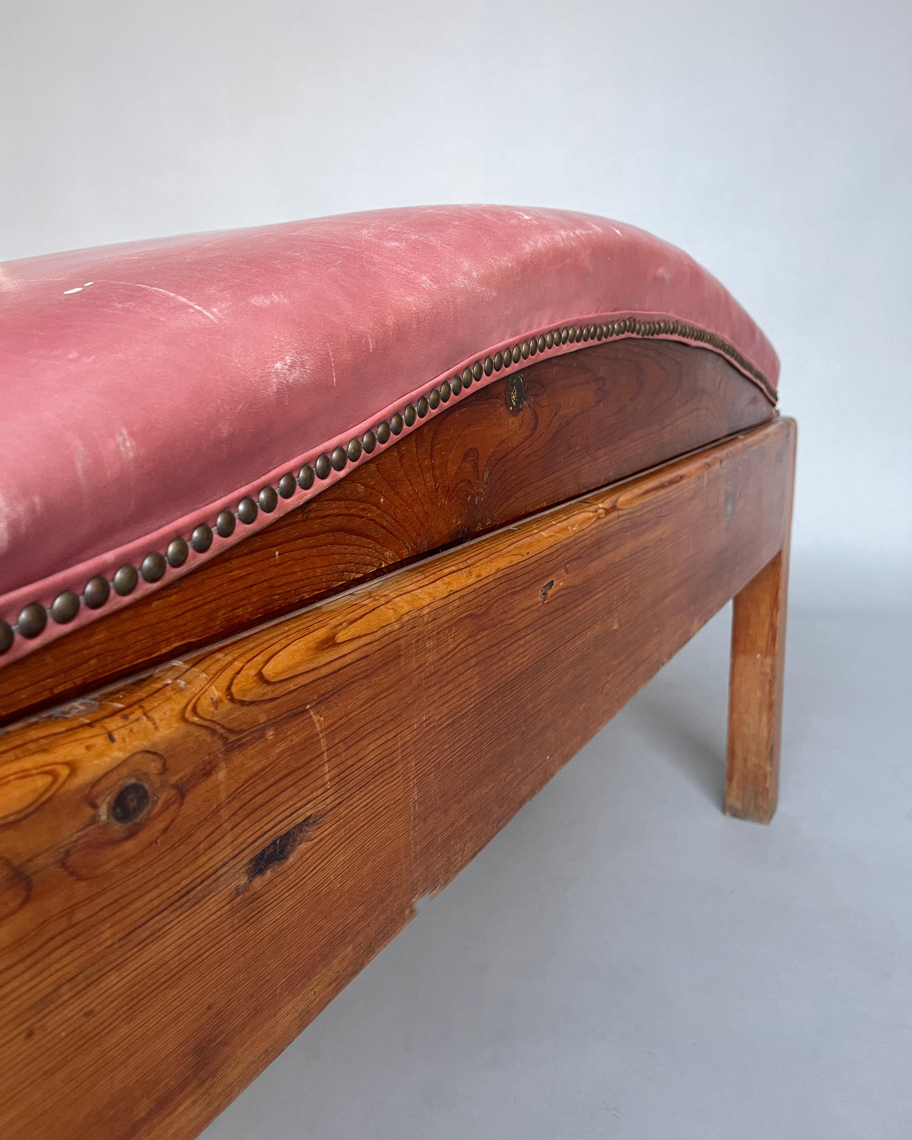 Banc français inhabituel en pin et cuir des années 1940 en vente 6
