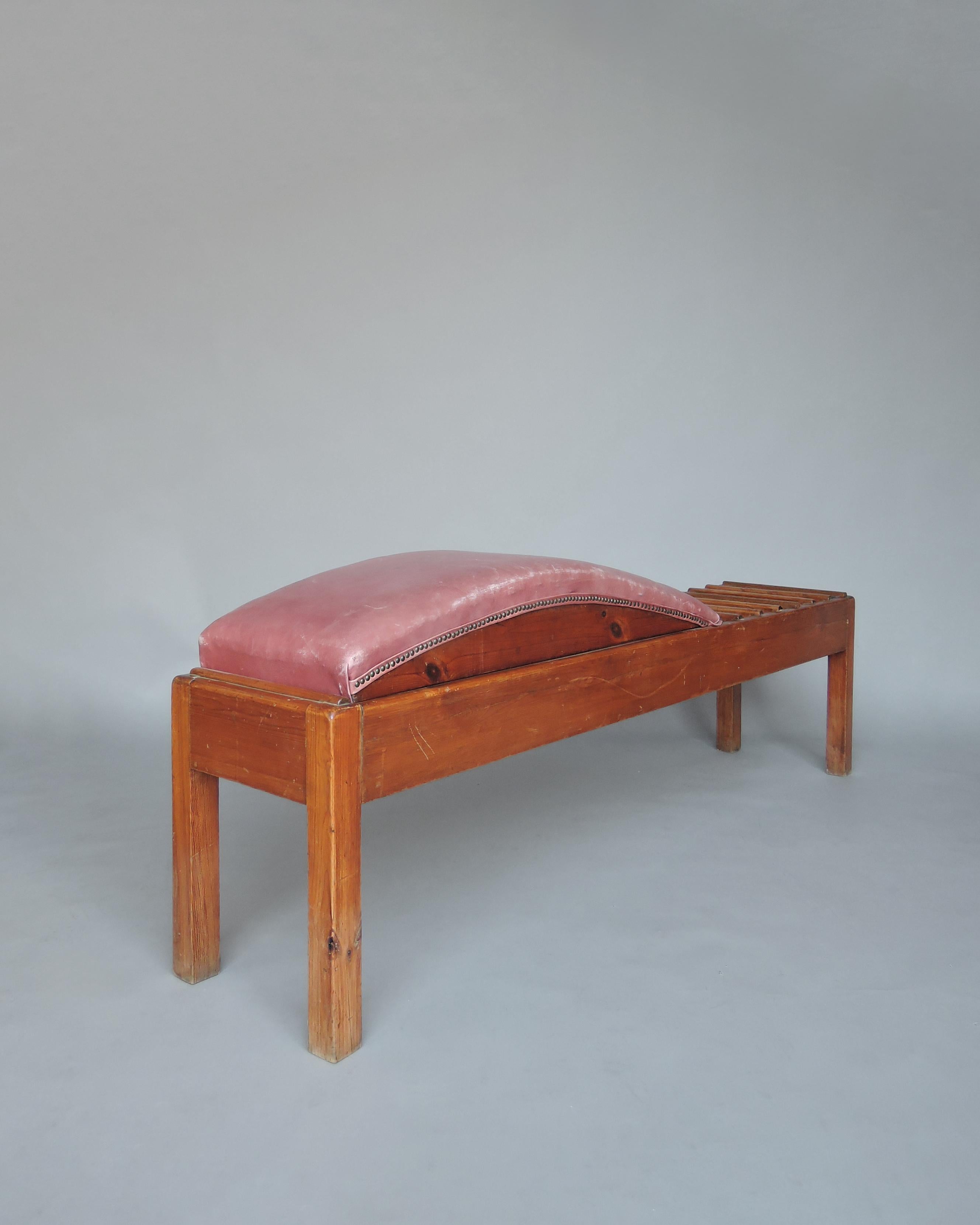 Banc français inhabituel en pin et cuir des années 1940 en vente 9