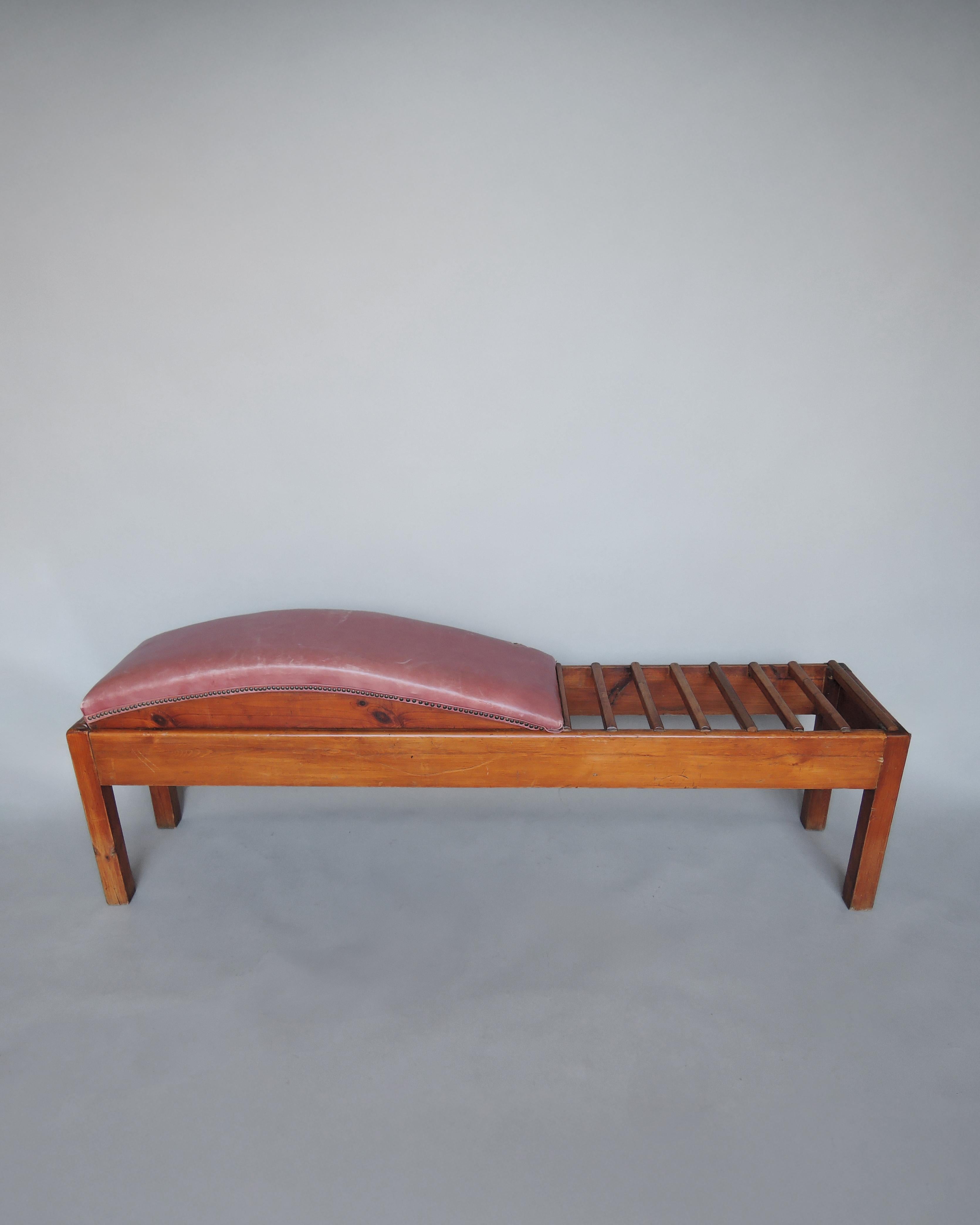 Banc français inhabituel en pin et cuir des années 1940 en vente 10
