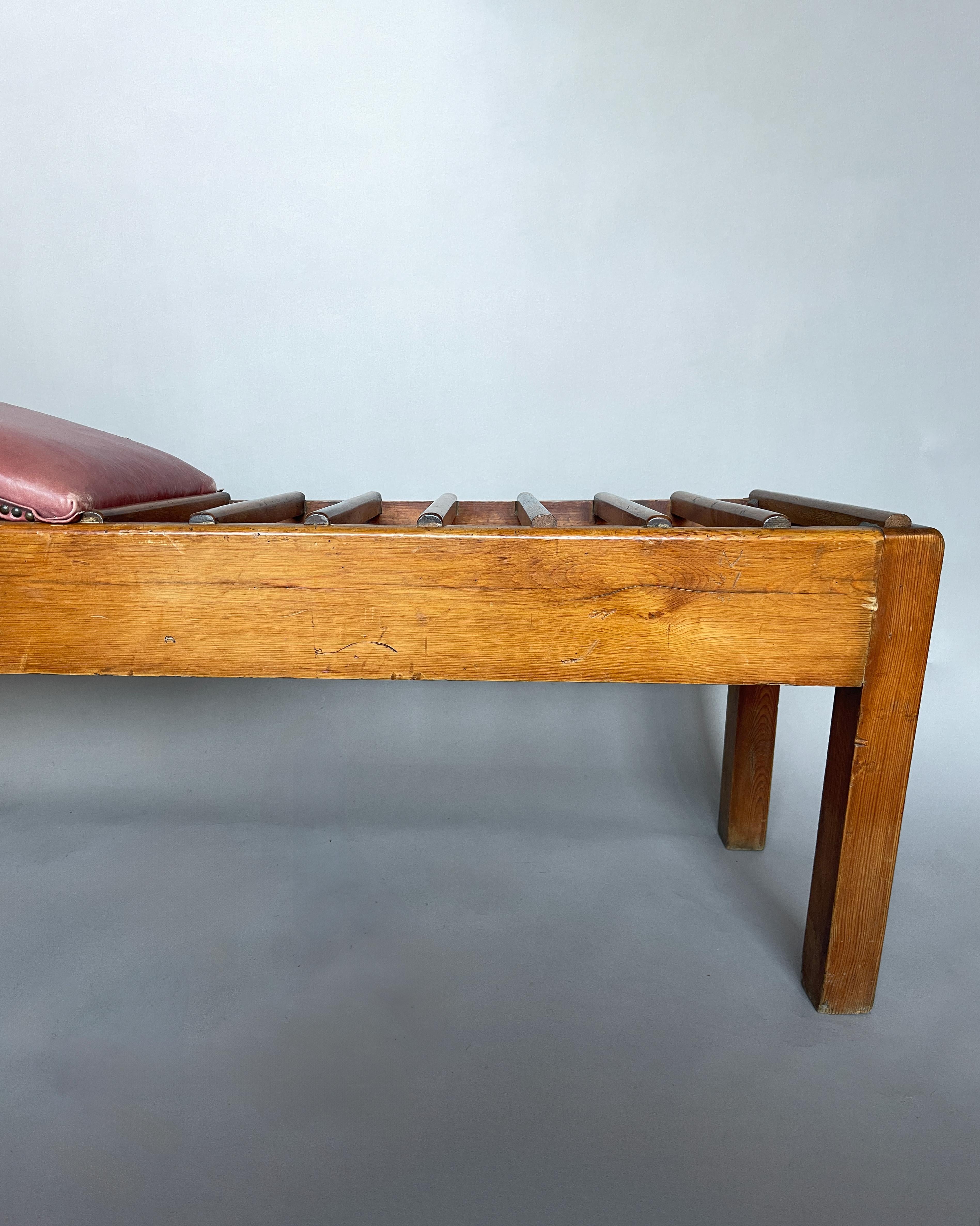 Banc français inhabituel en pin et cuir des années 1940 en vente 12