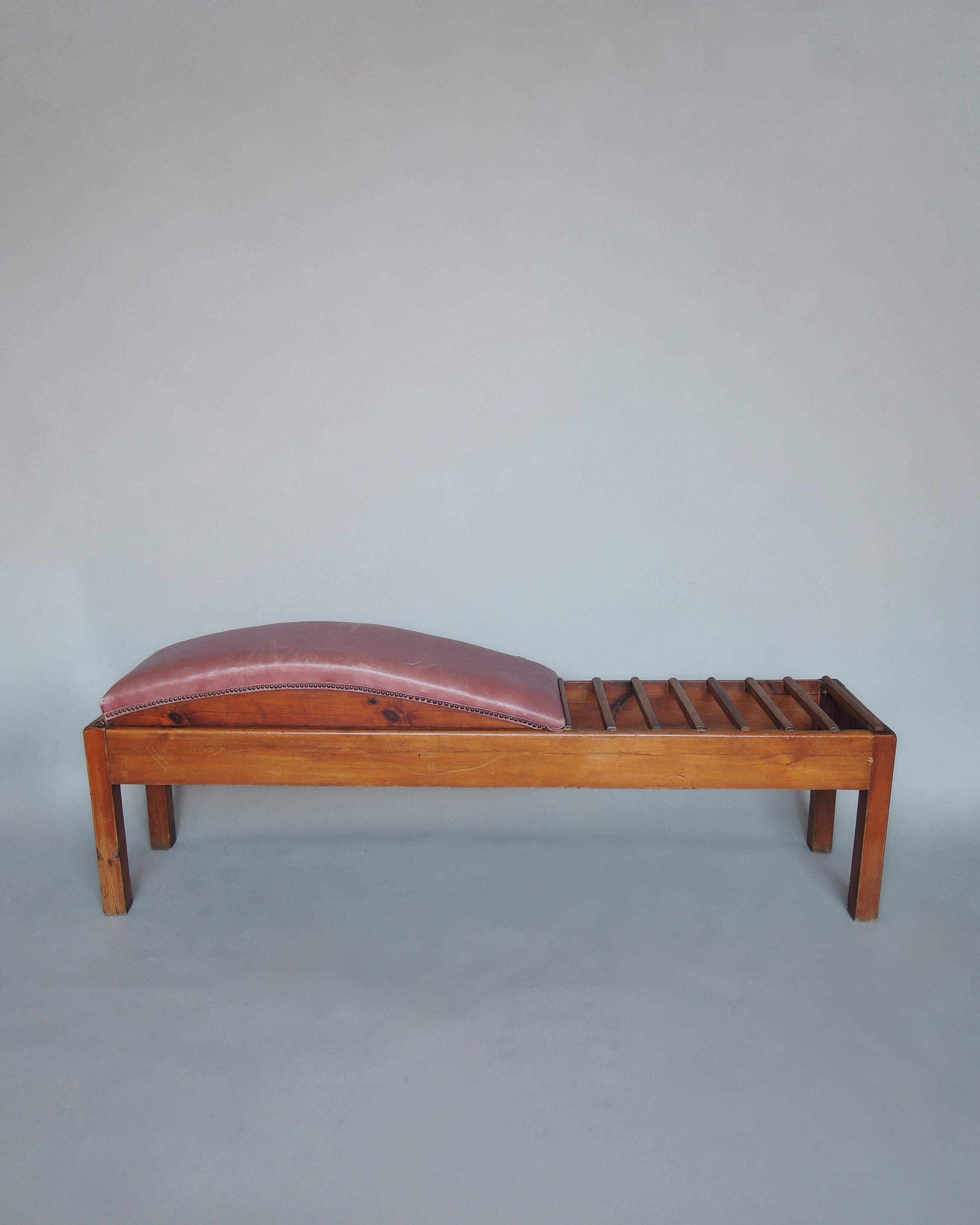 Insolite banc français des années 1940 en pin massif avec revêtement en cuir.
