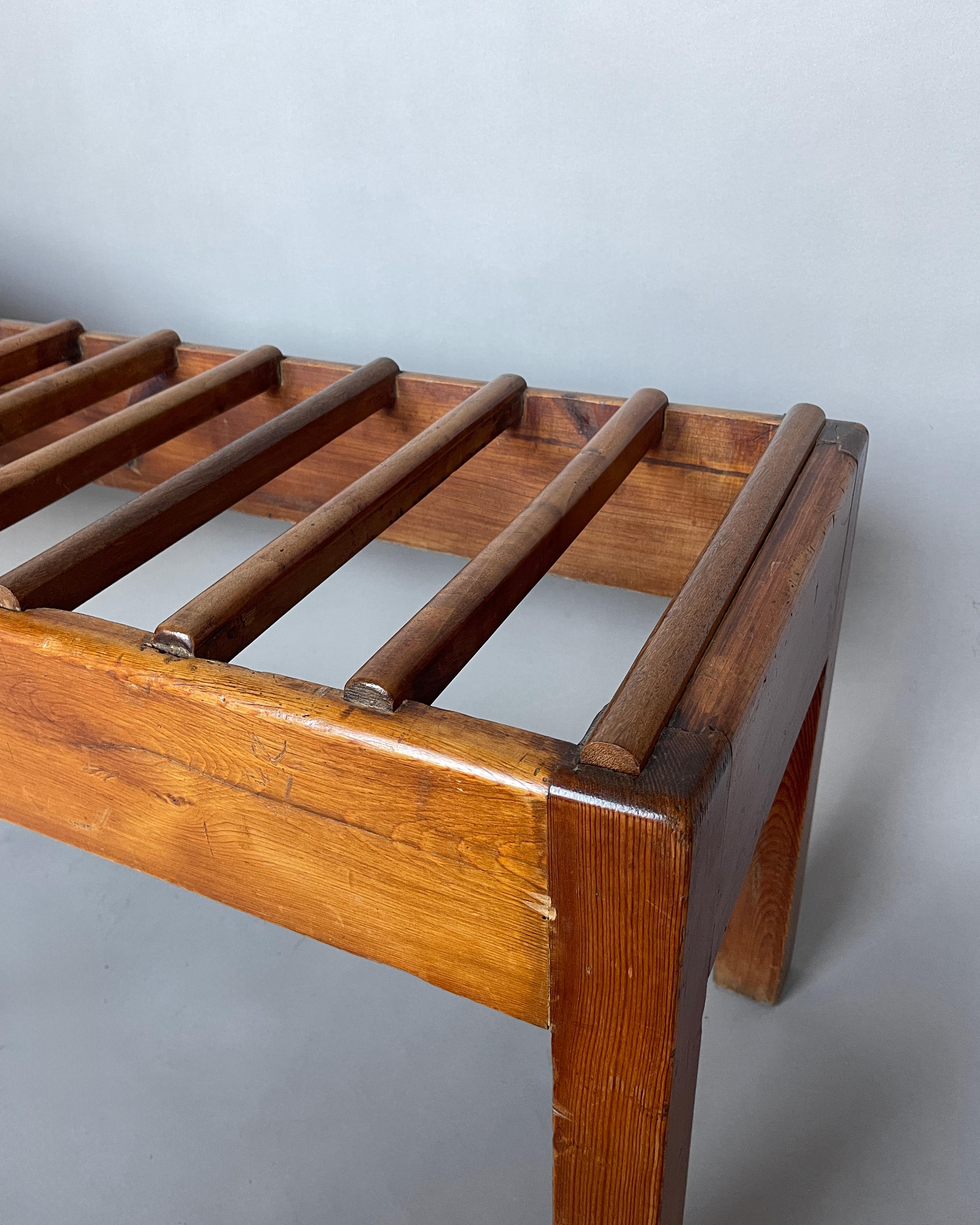 Banc français inhabituel en pin et cuir des années 1940 en vente 13