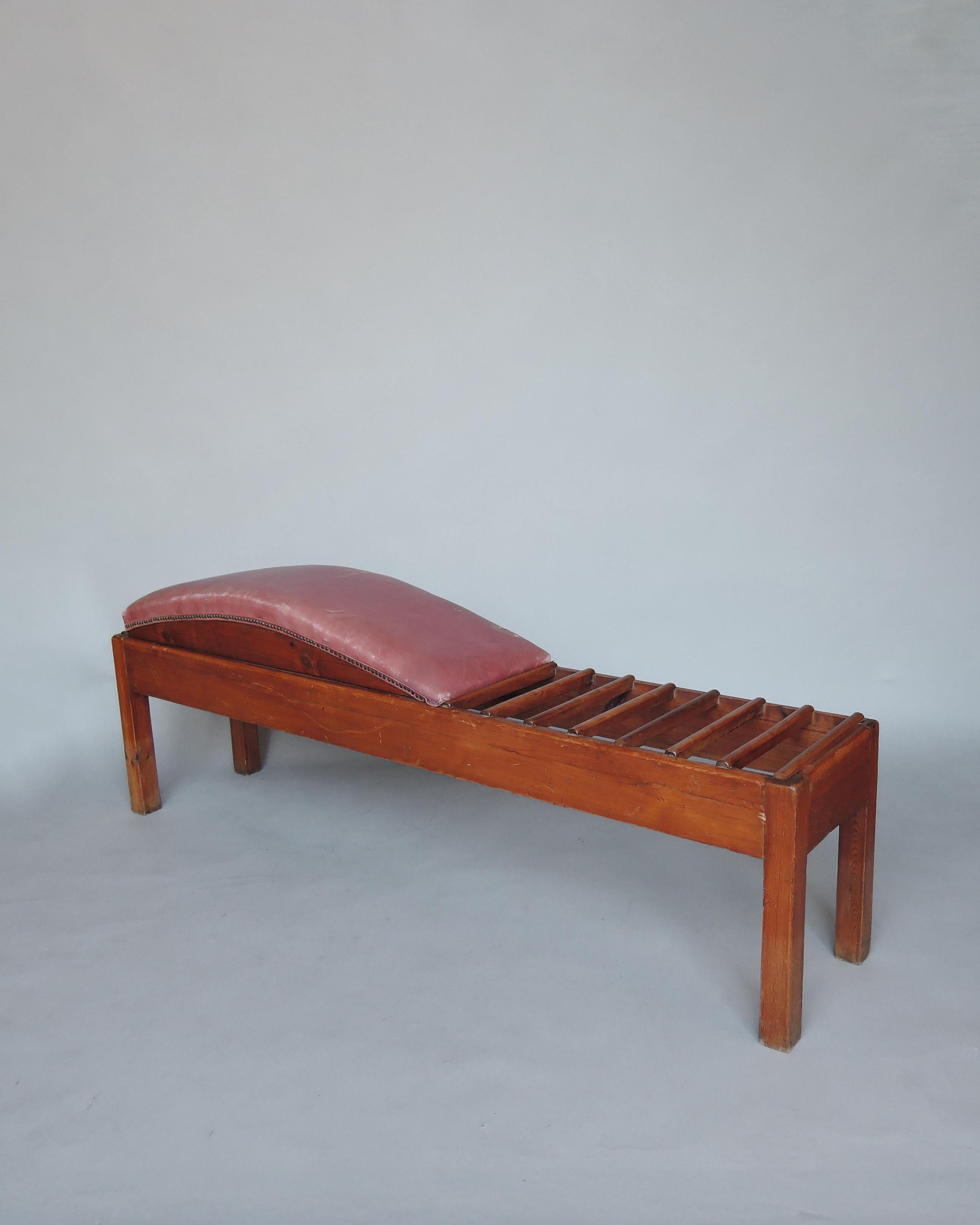 Provincial français Banc français inhabituel en pin et cuir des années 1940 en vente