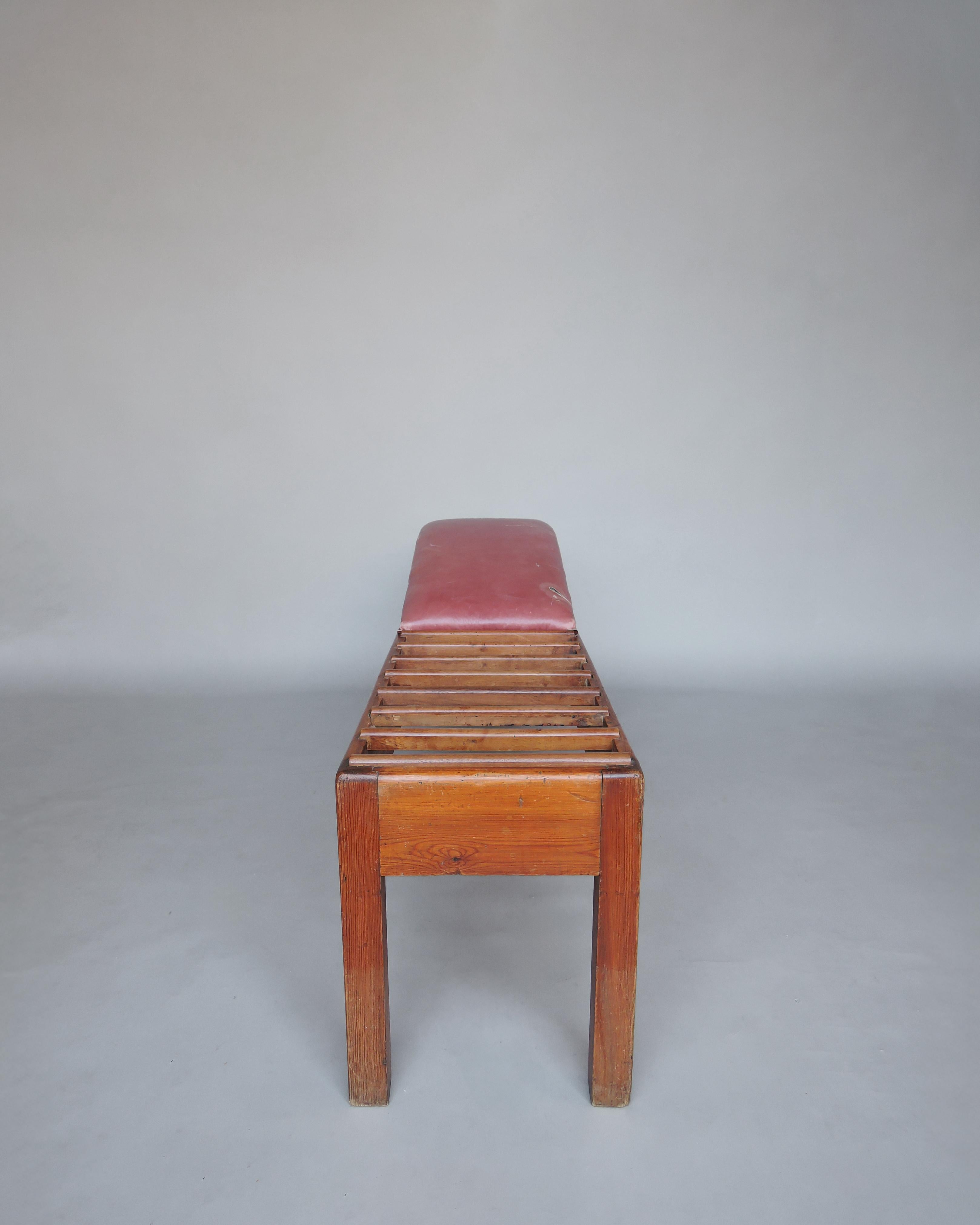 Français Banc français inhabituel en pin et cuir des années 1940 en vente