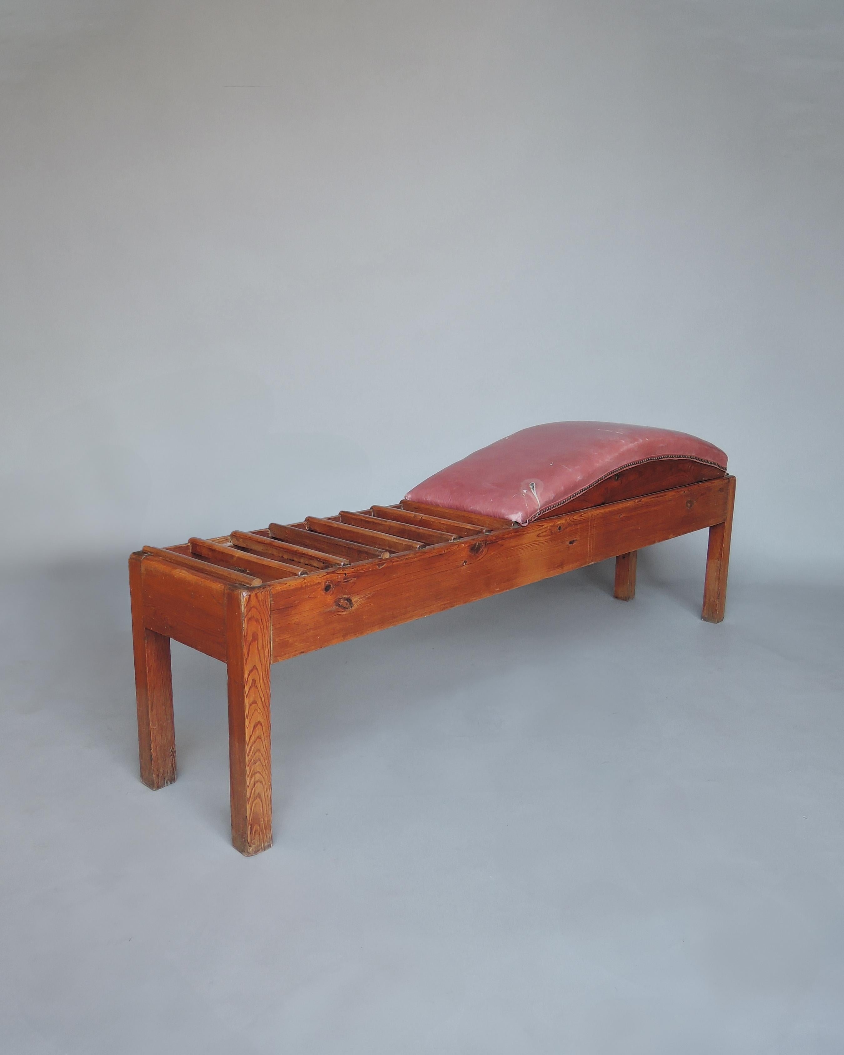 Banc français inhabituel en pin et cuir des années 1940 État moyen - En vente à Long Island City, NY
