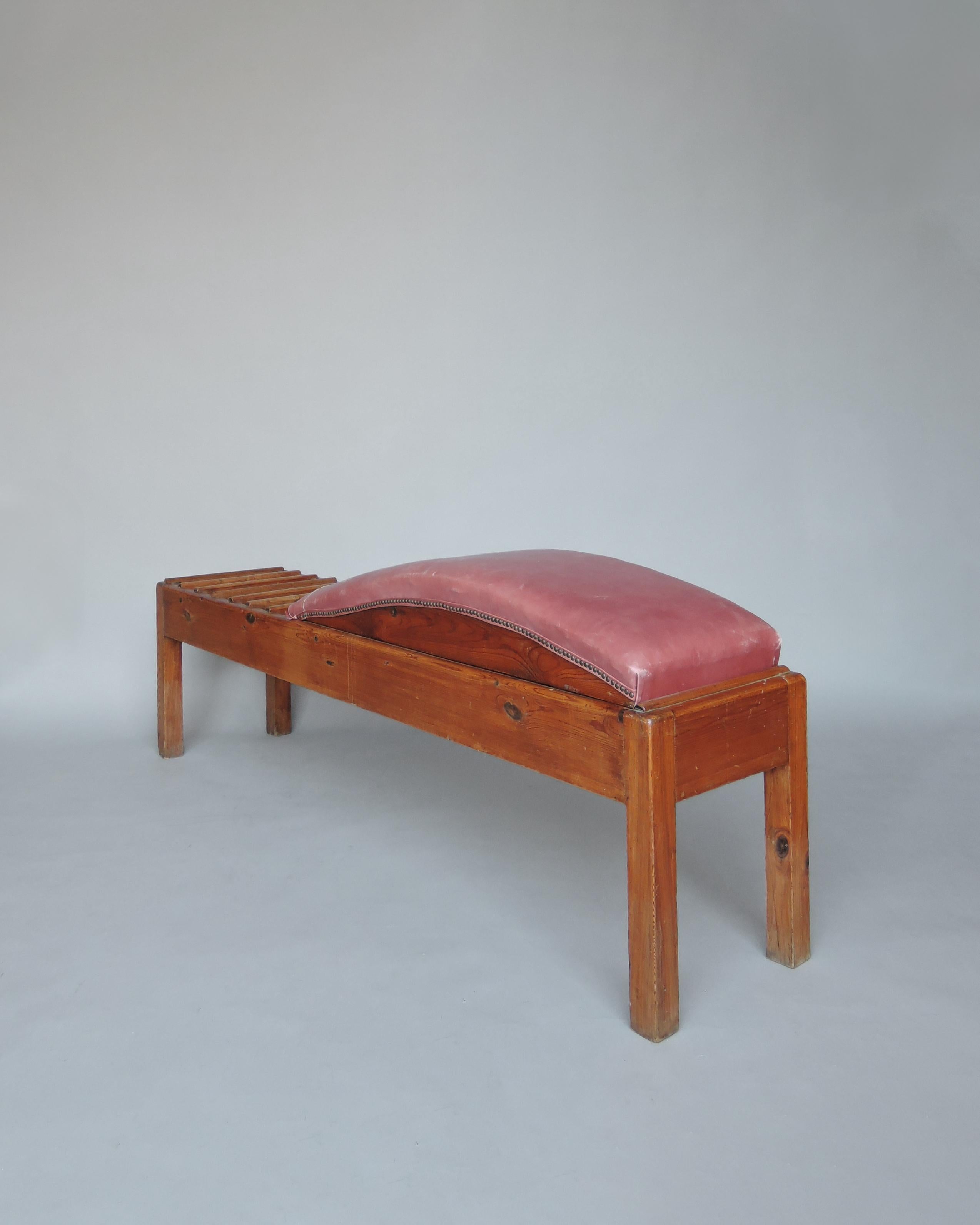 Cuir Banc français inhabituel en pin et cuir des années 1940 en vente