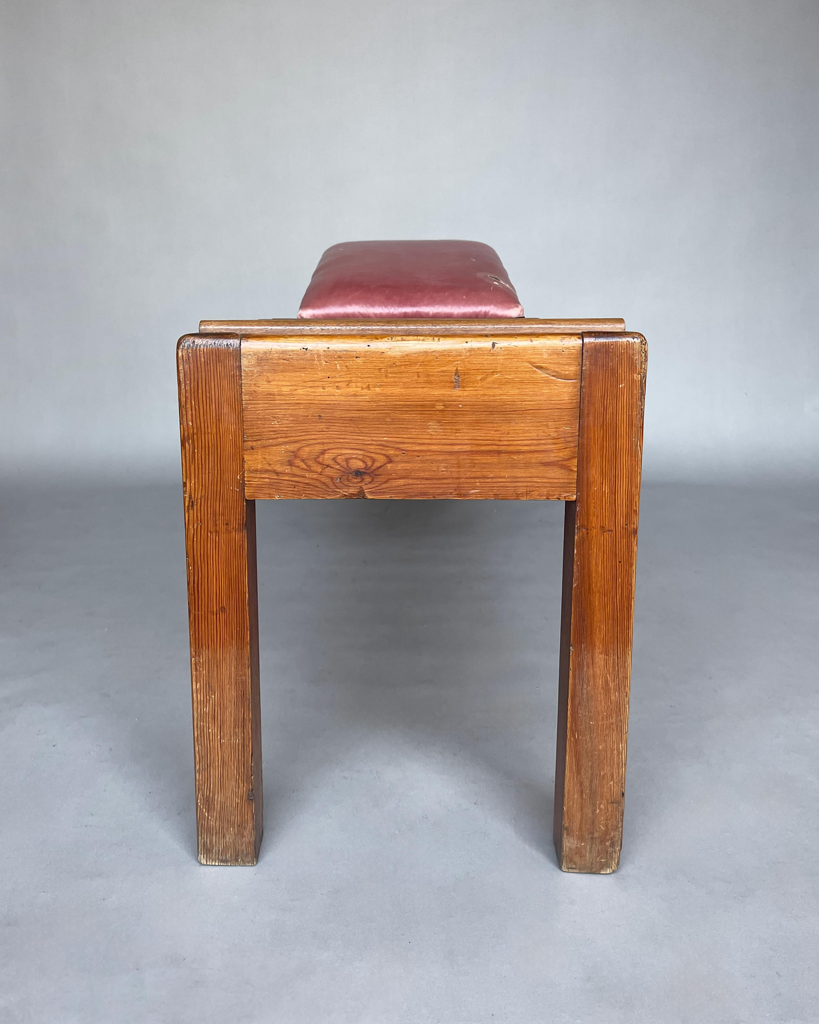 Banc français inhabituel en pin et cuir des années 1940 en vente 2