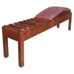 Banc français inhabituel en pin et cuir des années 1940