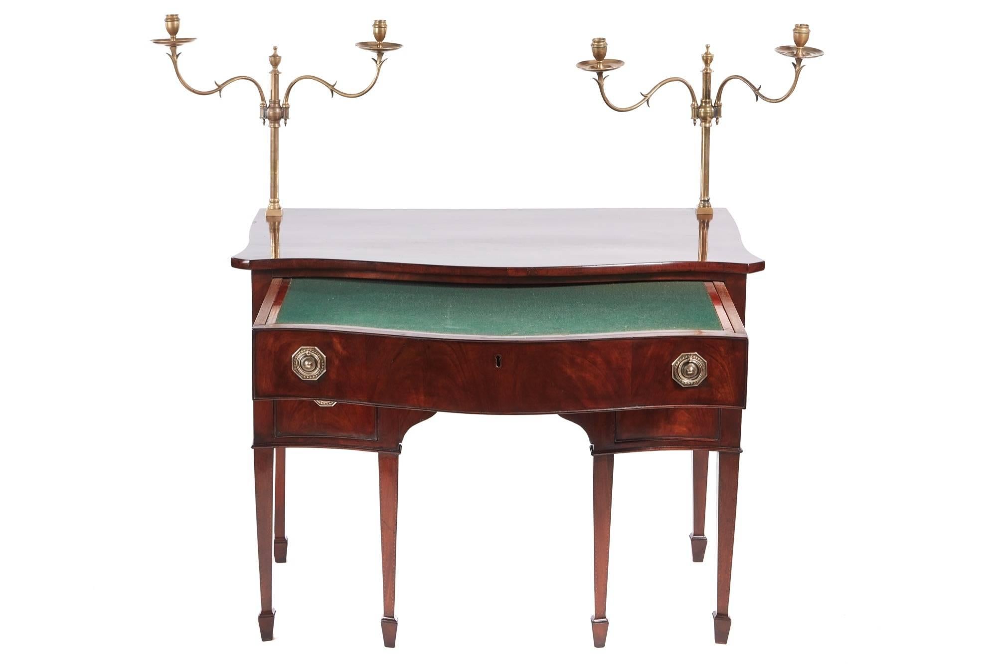 Unusual George III Mahogany Serpentine Fronted Dressing Table In Excellent Condition In Stutton, GB