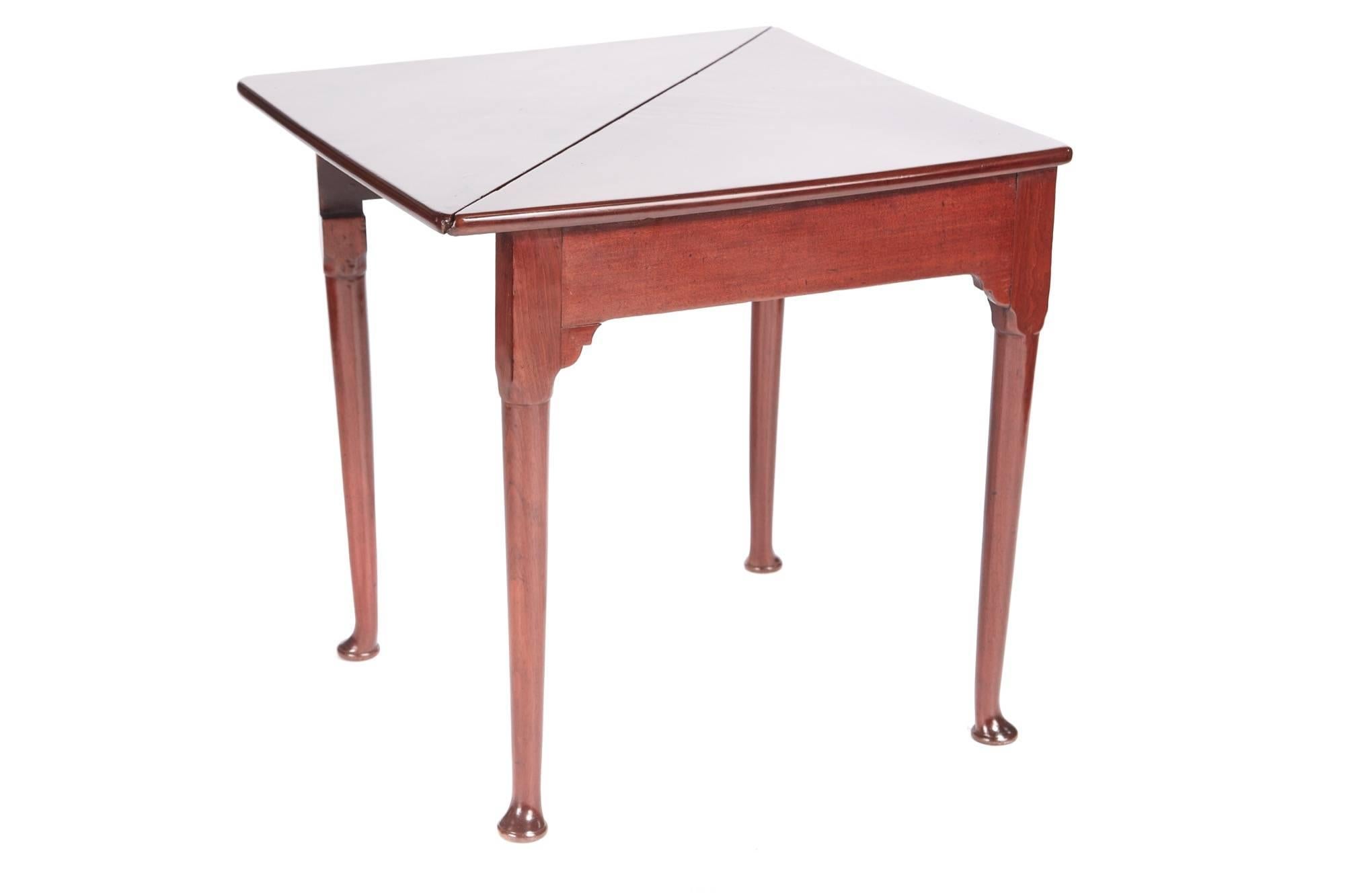 Unusual George III quality mahogany envelope table, with a lovely mahogany triangular top, one drop leaf lifting up froming a square top supported by four shaped turned legs with pad feet
Lovely color and condition
Measures: Closed 40