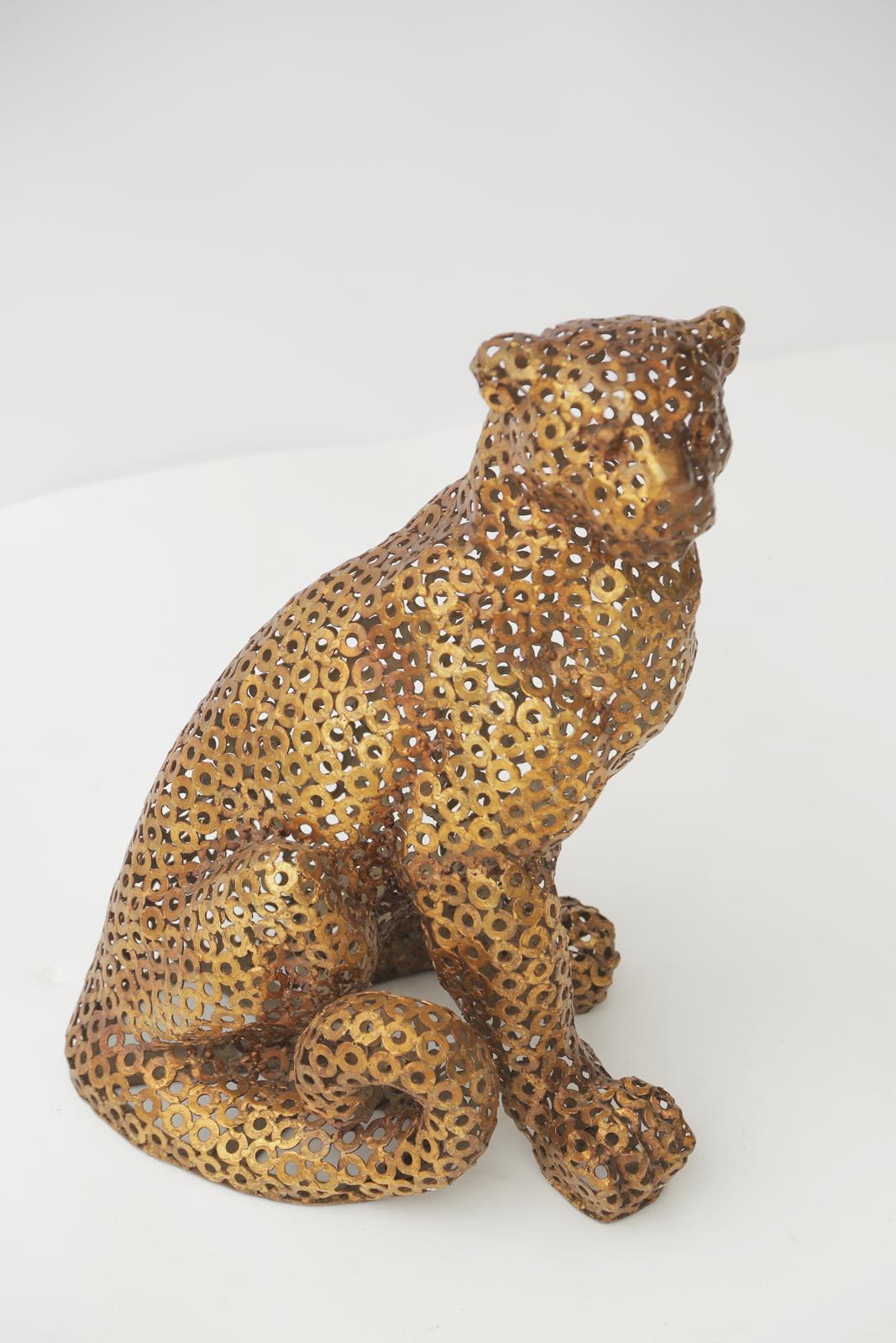 Sculpture très inhabituelle d'un léopard, minutieusement formé par le soudage de rondelles d'acier dans sa pose assise exquise, avec une finition dorée. 

Stock ID : D3177.