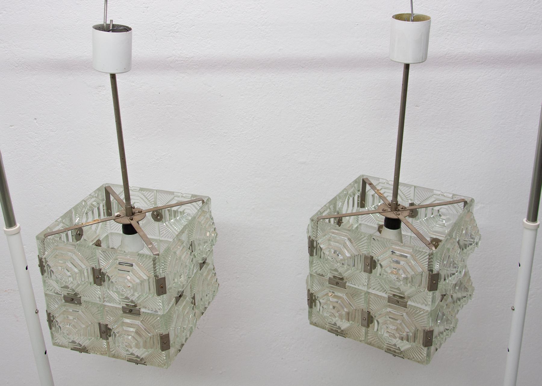 Lampes à suspension cubiques en verre inhabituelles de Kamenick enov, 1970, prix par paire en vente 8