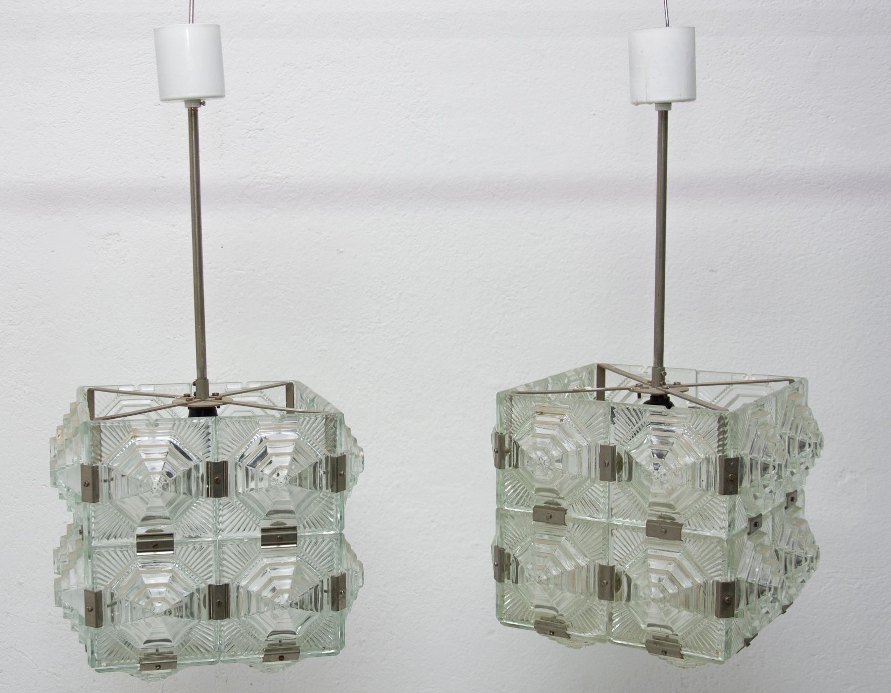 Mid-Century Modern Lampes à suspension cubiques en verre inhabituelles de Kamenick enov, 1970, prix par paire en vente