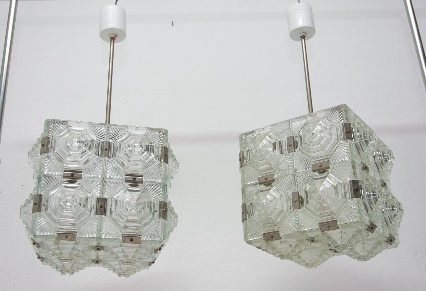 Lampes à suspension cubiques en verre inhabituelles de Kamenick enov, 1970, prix par paire Bon état - En vente à Prague 8, CZ