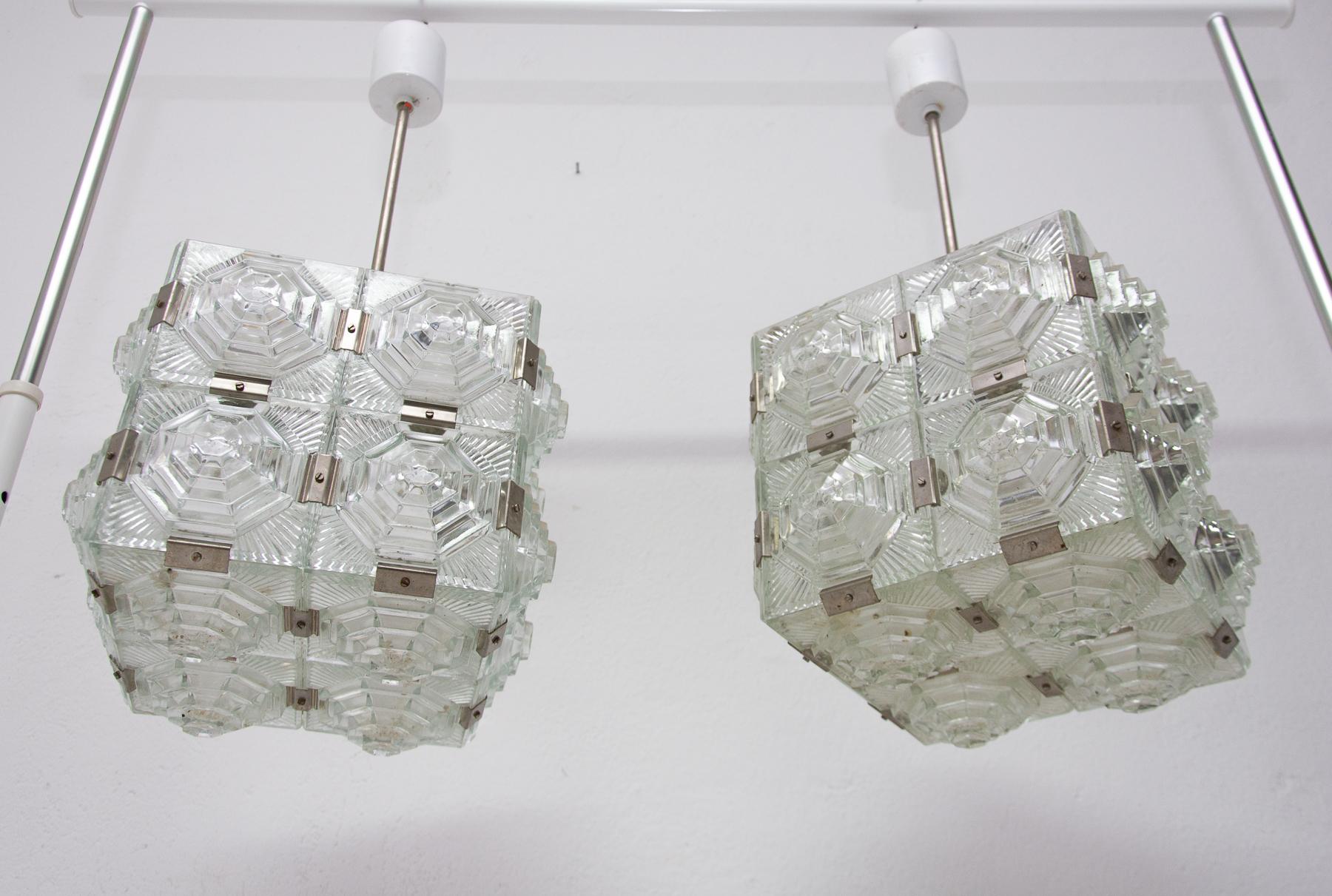 20ième siècle Lampes à suspension cubiques en verre inhabituelles de Kamenick enov, 1970, prix par paire en vente