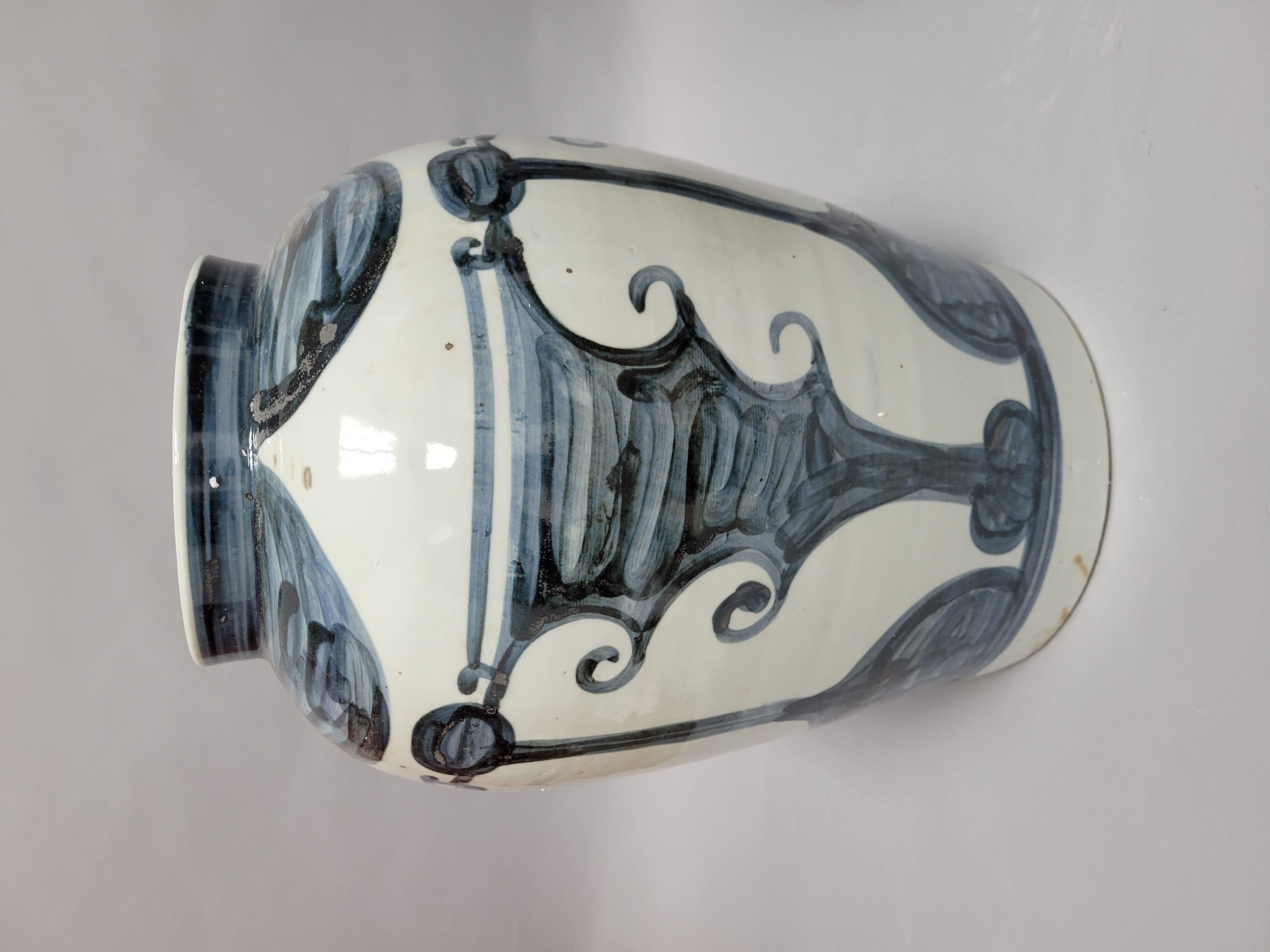 Aggiungi un tocco di eleganza senza tempo alla tua casa con questa squisita coppia di vasi in porcellana. Il motivo grafico e astratto è sorprendente su questi grandi vasi aperti.  Il tradizionale smalto blu e bianco è intramontabile. La coppia si