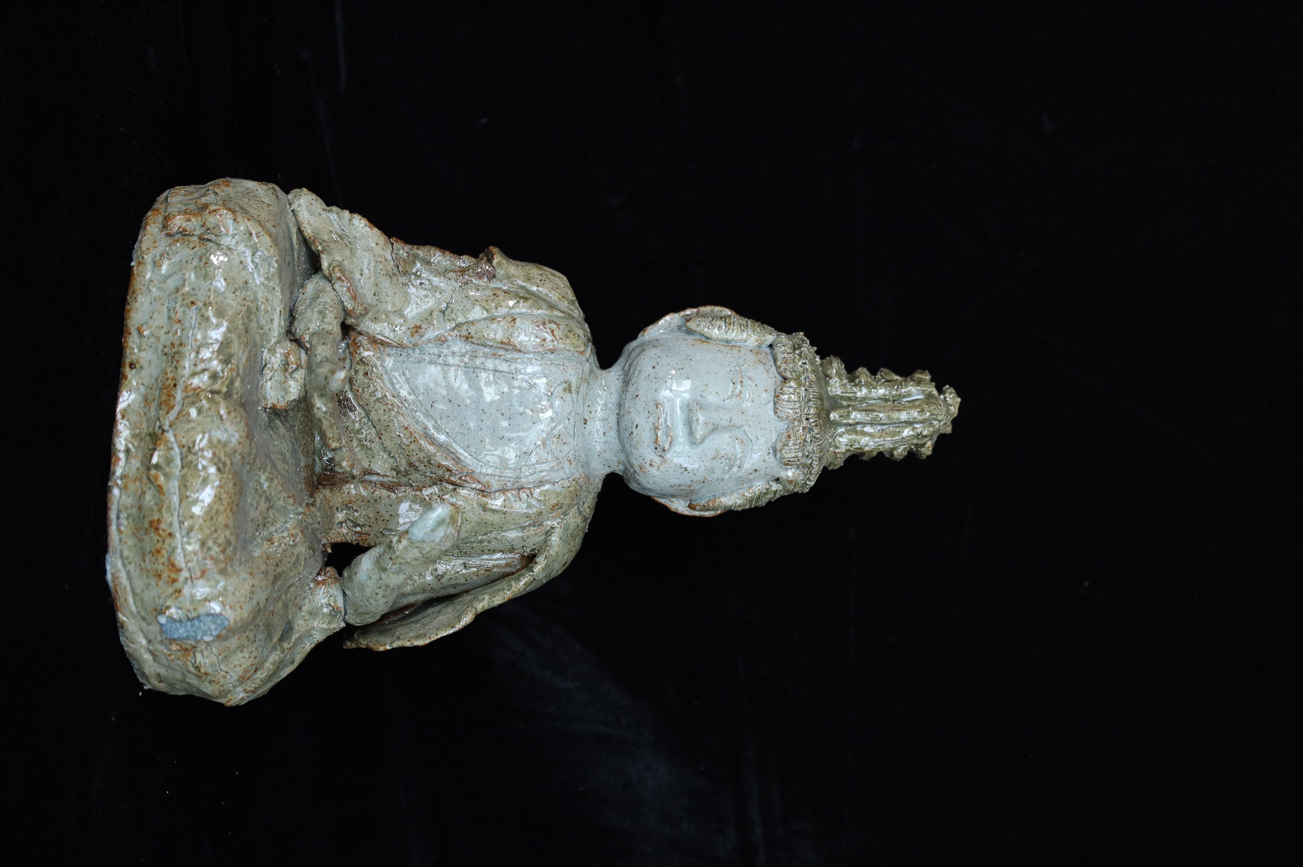 Cette sculpture unique en céramique de Dainichi Nyorai, le bouddha cosmique du bouddhisme ésotérique, est réalisée par un artiste contemporain selon la technique traditionnelle Hagi ware. Réalisée dans un style délibérément naïf et provincial, la