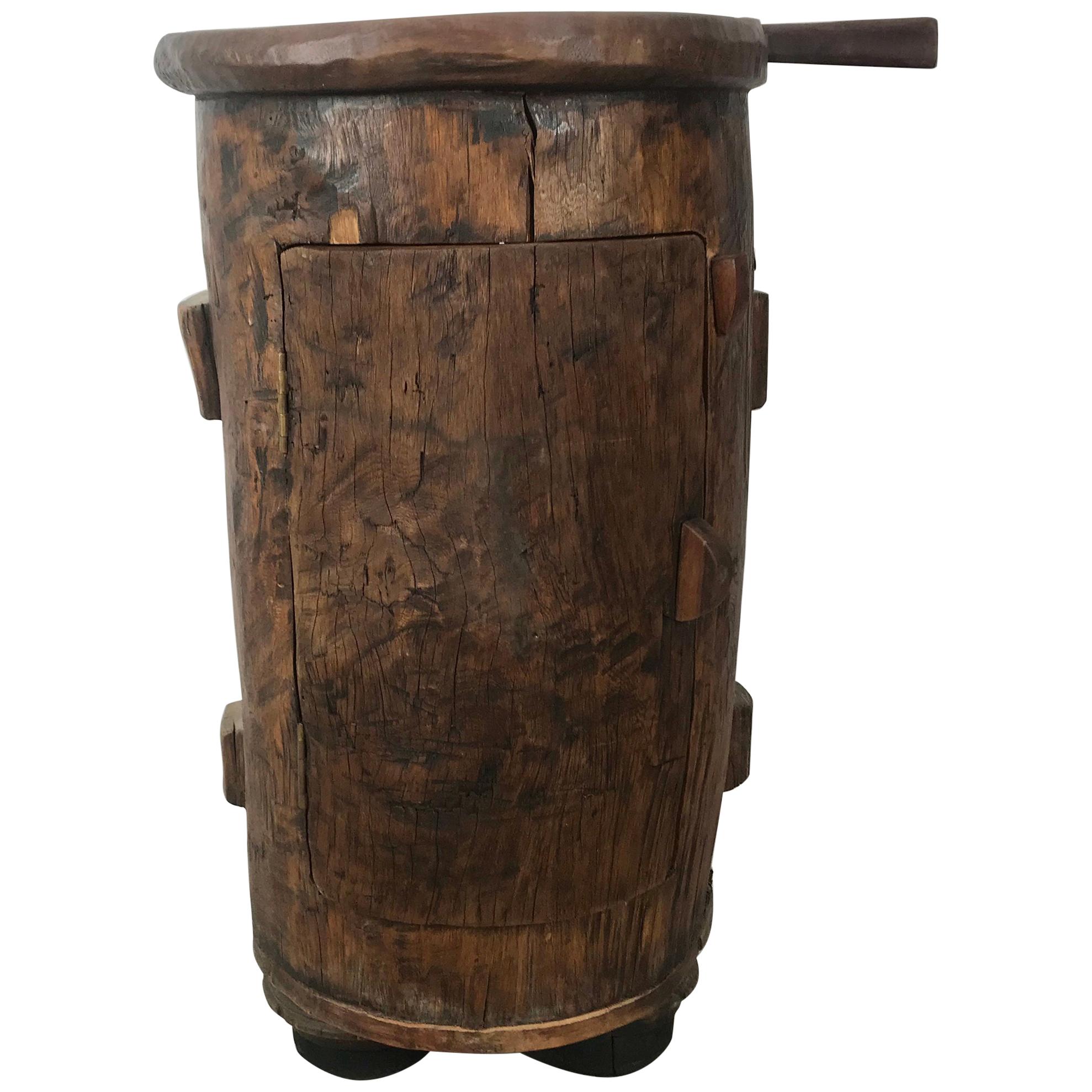 Bar / rangement cylindrique inhabituel sculpté à la main en art populaire:: moderniste:: artisanal Tiki en vente