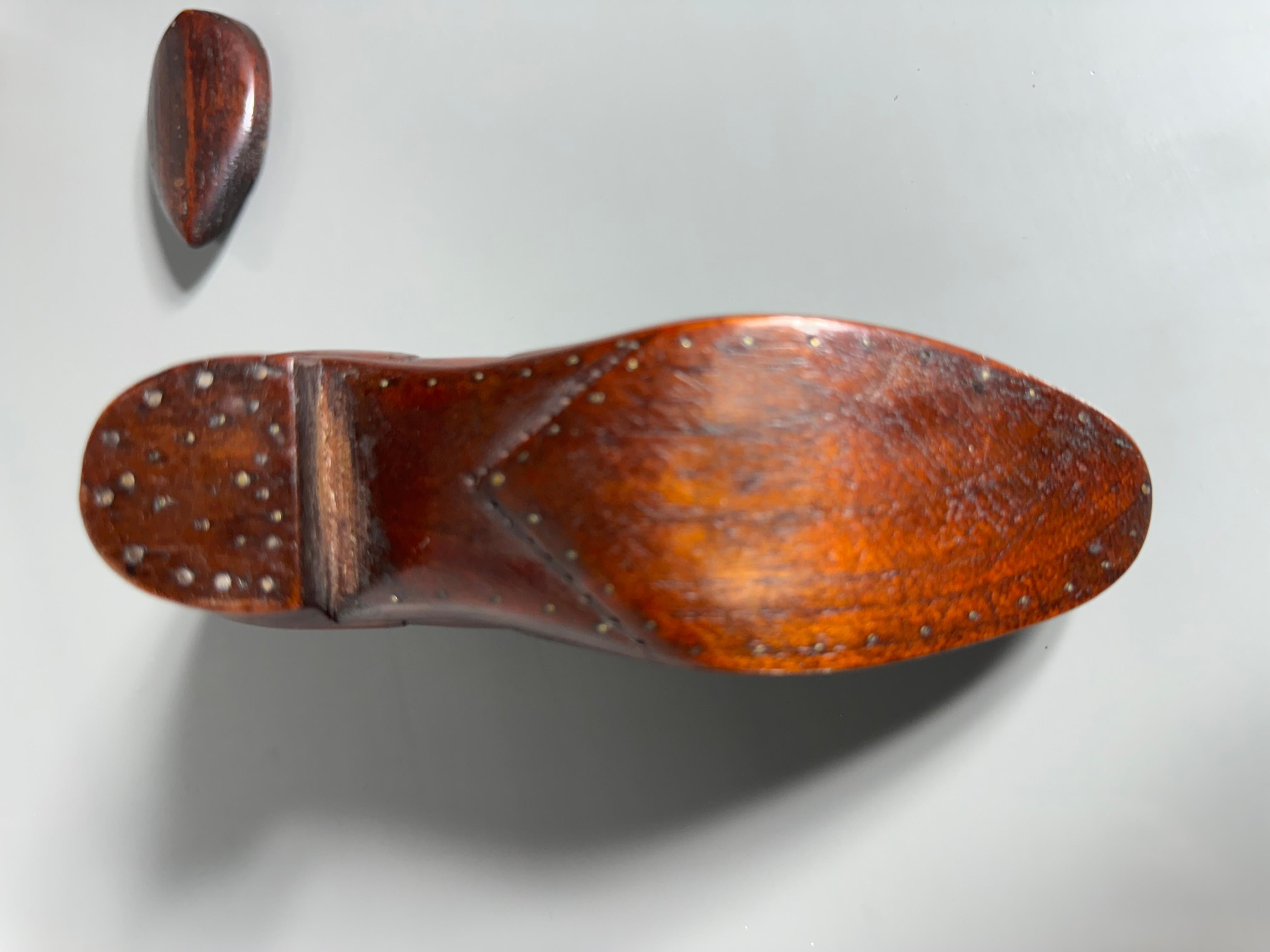 Escultura insólita tallada a mano / artesanal de Arte Popular de Zapato de Madera Antiguo... Un detalle realmente asombroso. Increíble artesanía..Cordones y tachuelas de metal (suela del zapato) 