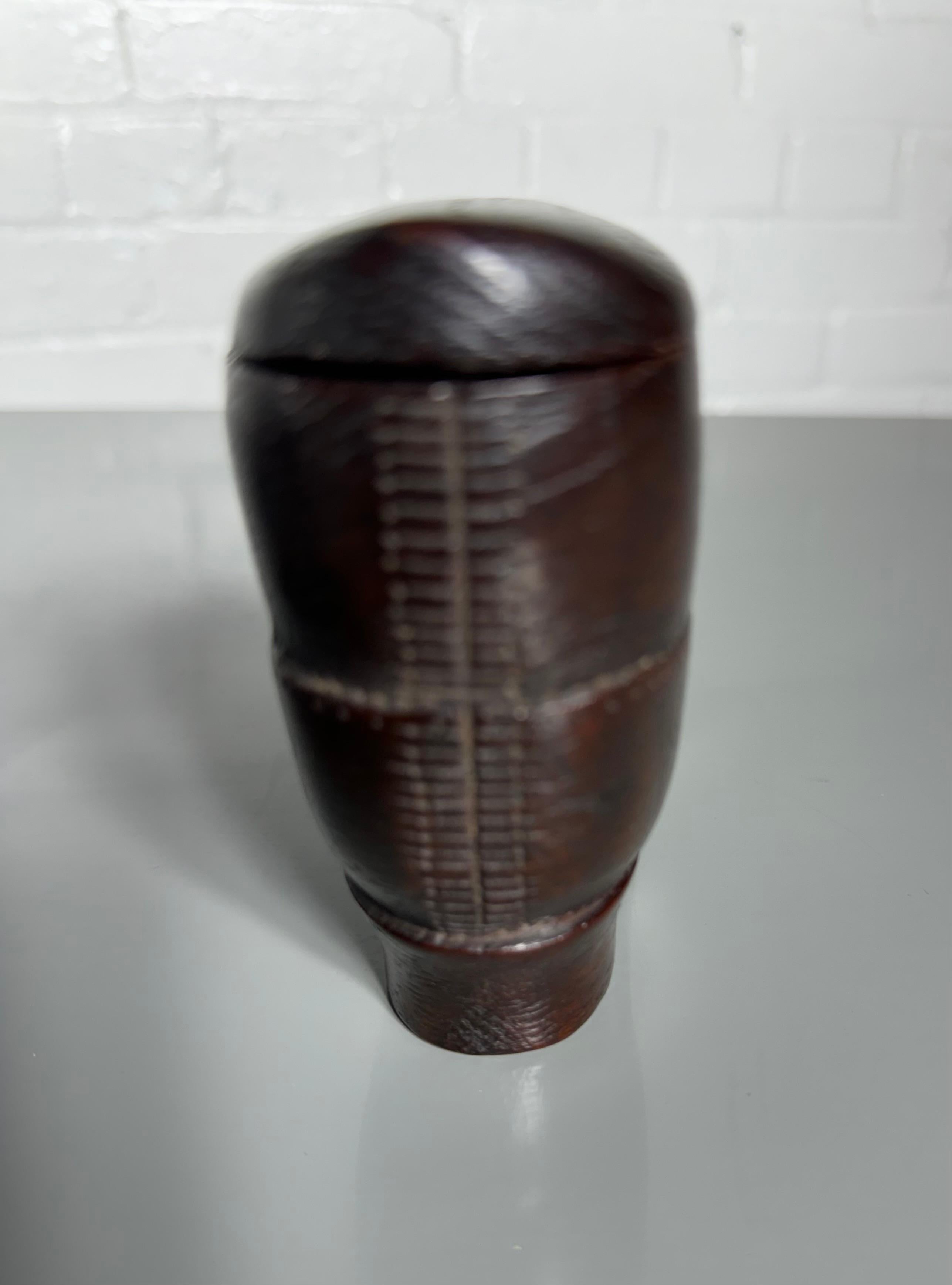 Inusual Zapato de Madera de Arte Popular Tallado a Mano... Tallado a mano en venta