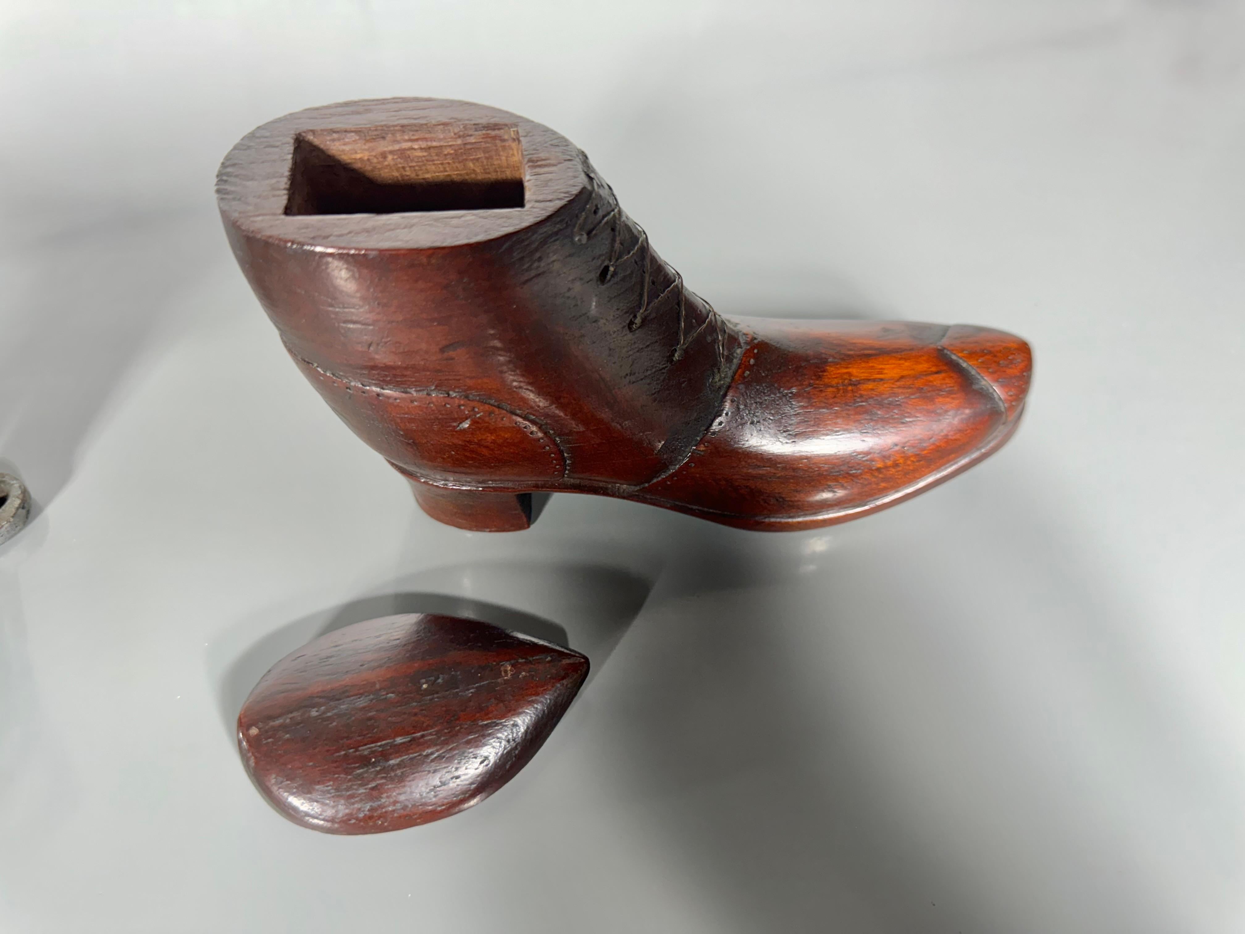 Inusual Zapato de Madera de Arte Popular Tallado a Mano... en Bueno estado para la venta en Buffalo, NY