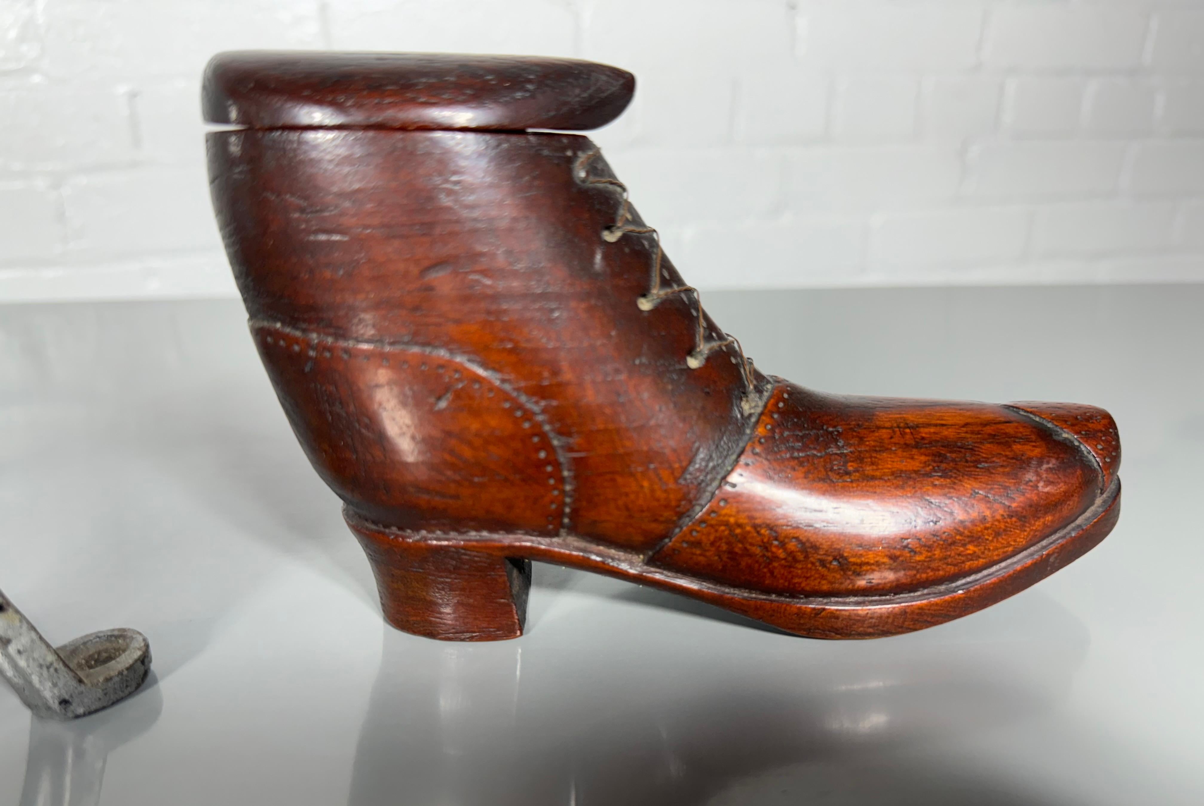 Inusual Zapato de Madera de Arte Popular Tallado a Mano... mediados del siglo XX en venta