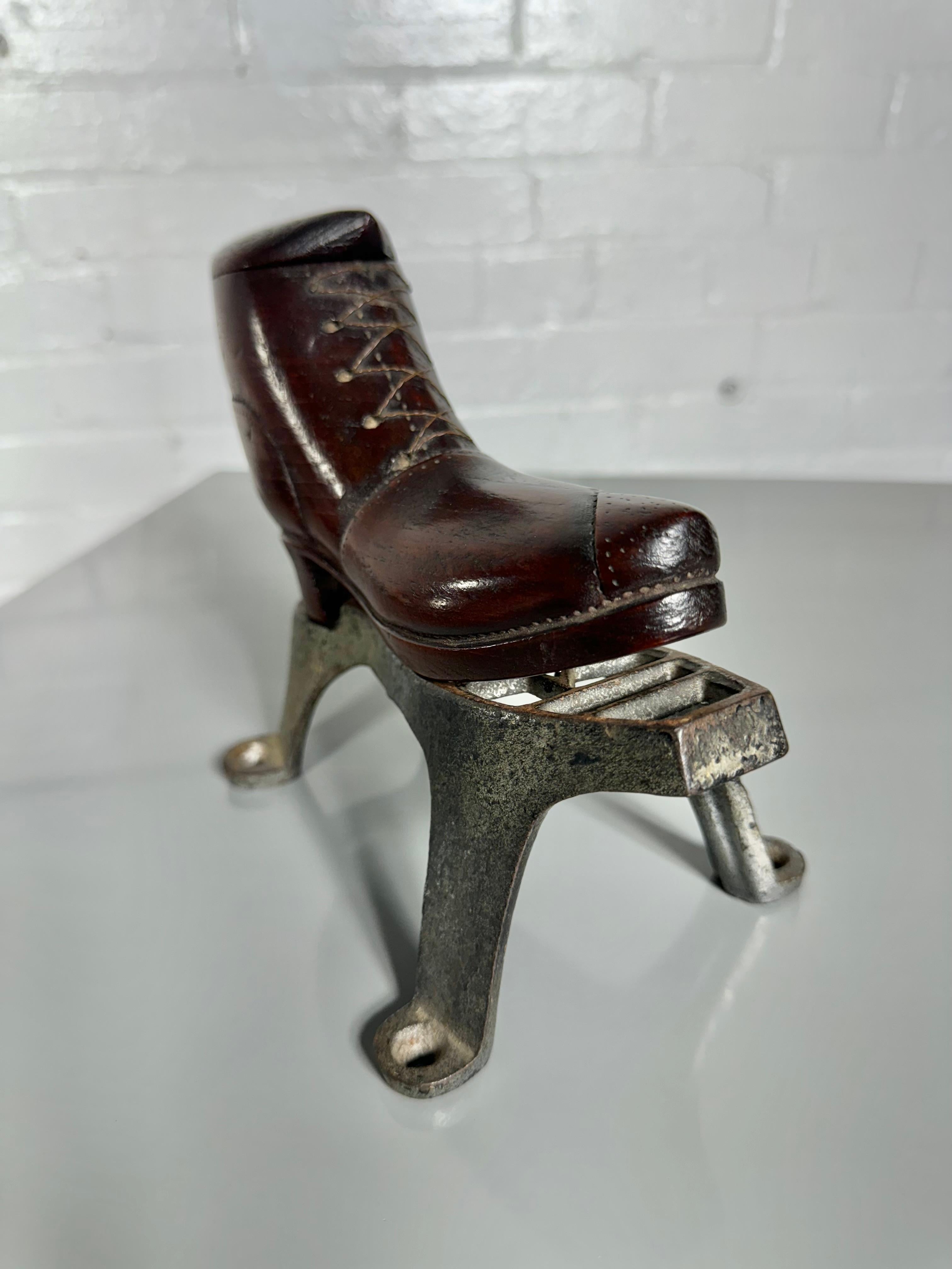 Inusual Zapato de Madera de Arte Popular Tallado a Mano... en venta 1