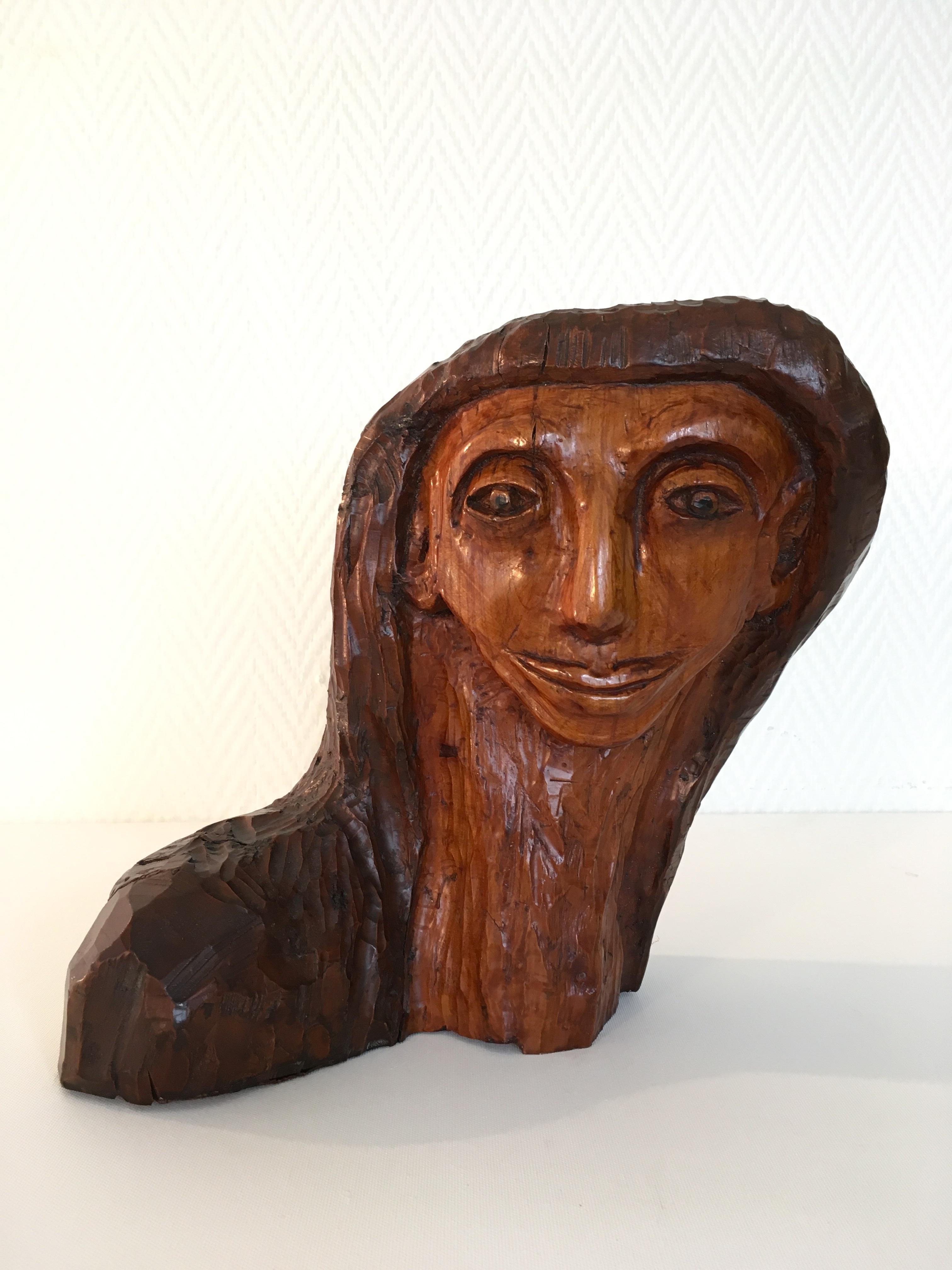Ein sehr ungewöhnliches Stück! Dieser handgeschnitzte Frauenkopf wurde aus einem Stück Hartholz geschnitzt, gebeizt und lackiert. Es hat einen sehr Midcentury-Look. Darunter steht mit einem Marker 