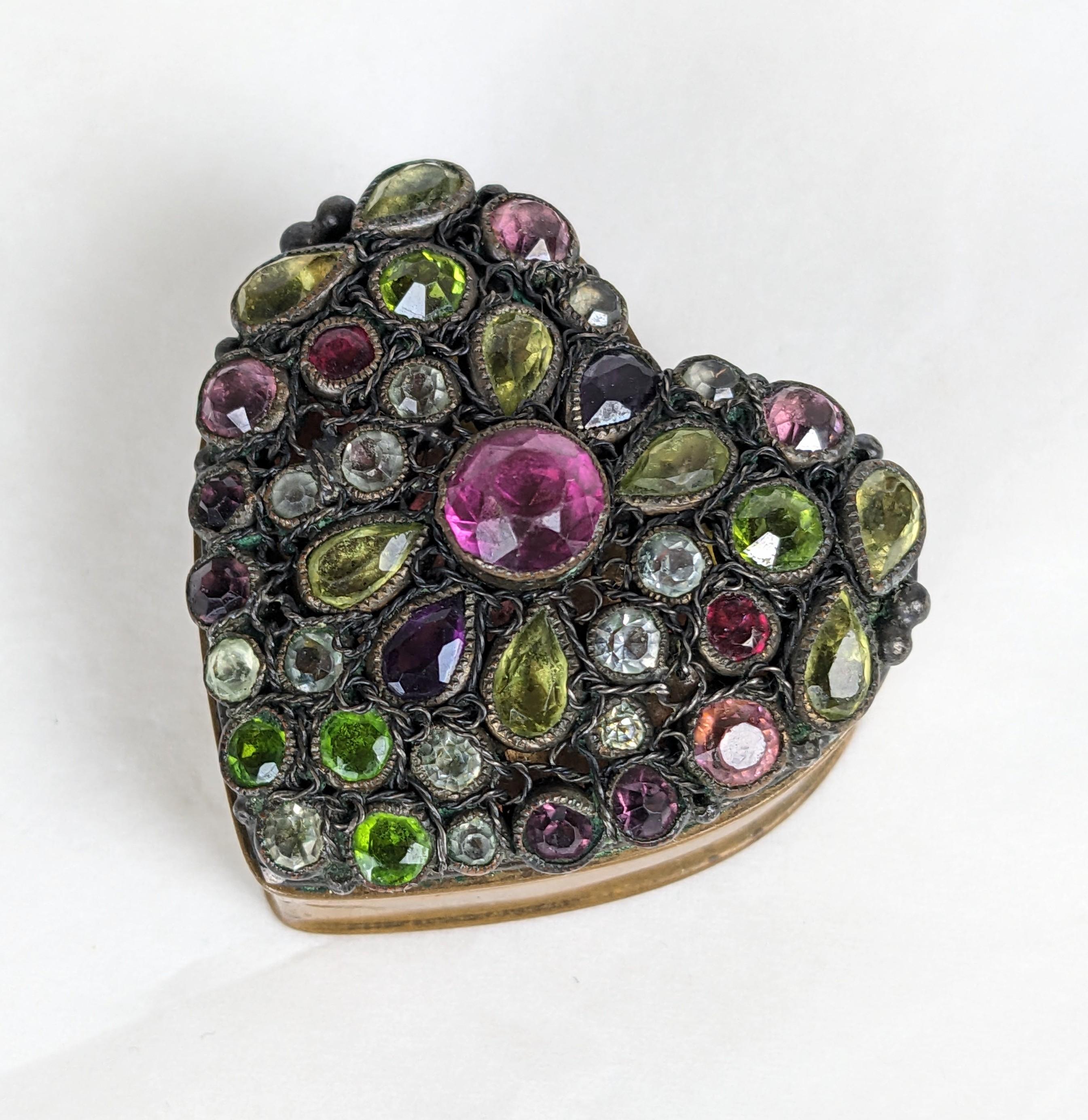 Incantevole e insolito mini cofanetto Jewell di Hobe, risalente agli anni Trenta. Paste multicolori incastonate in filigrana di sterling su una base di ottone. Specchio interno. Se lo si desidera, può essere facilmente trasformato in un ciondolo.