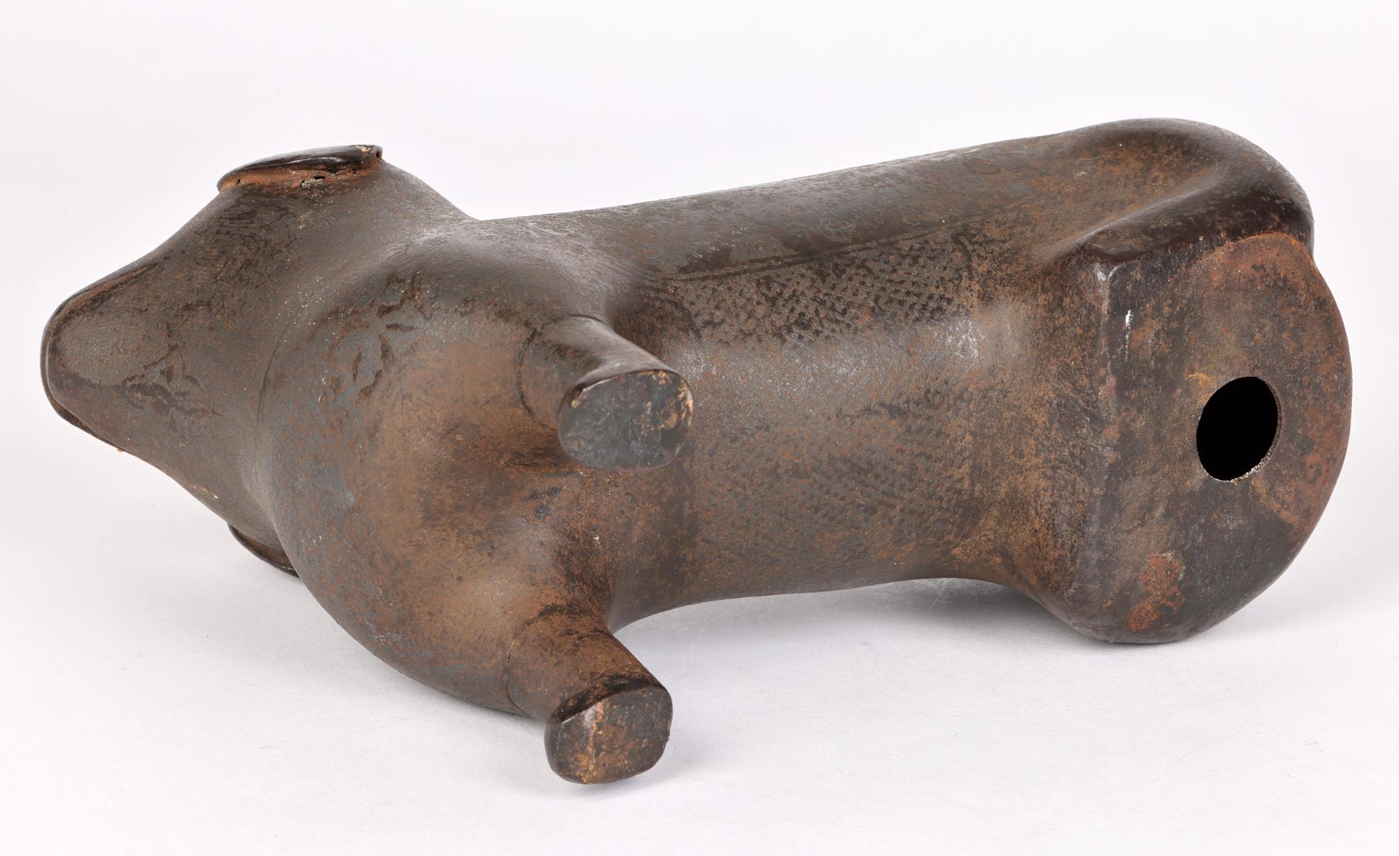 Insolite figurine de chien assis en métal patiné stylisé attribuée au Khond indien en vente 3