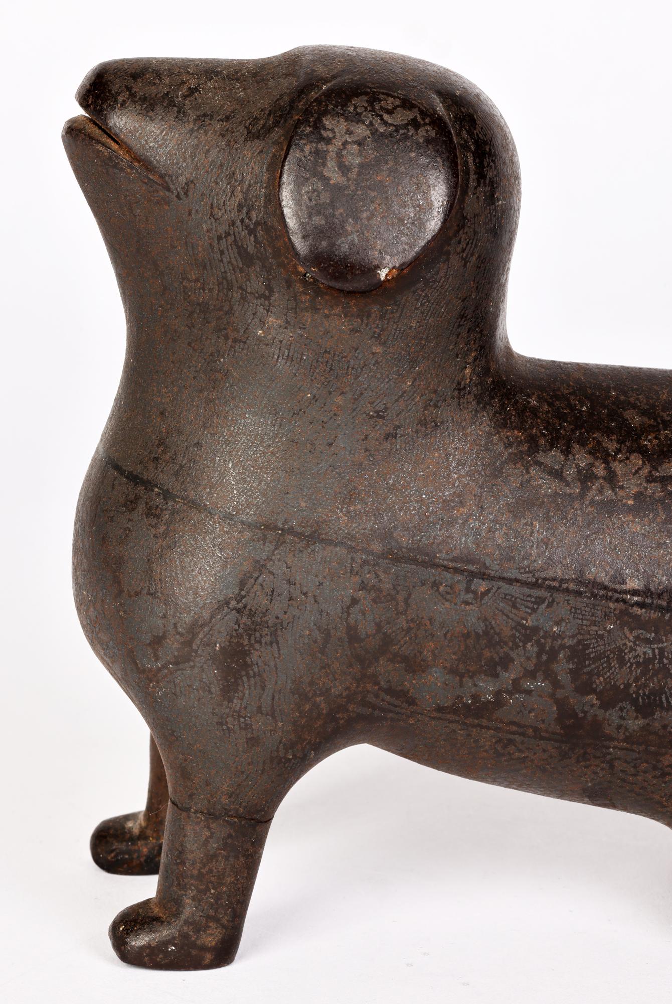 Insolite figurine de chien assis en métal patiné stylisé attribuée au Khond indien en vente 9