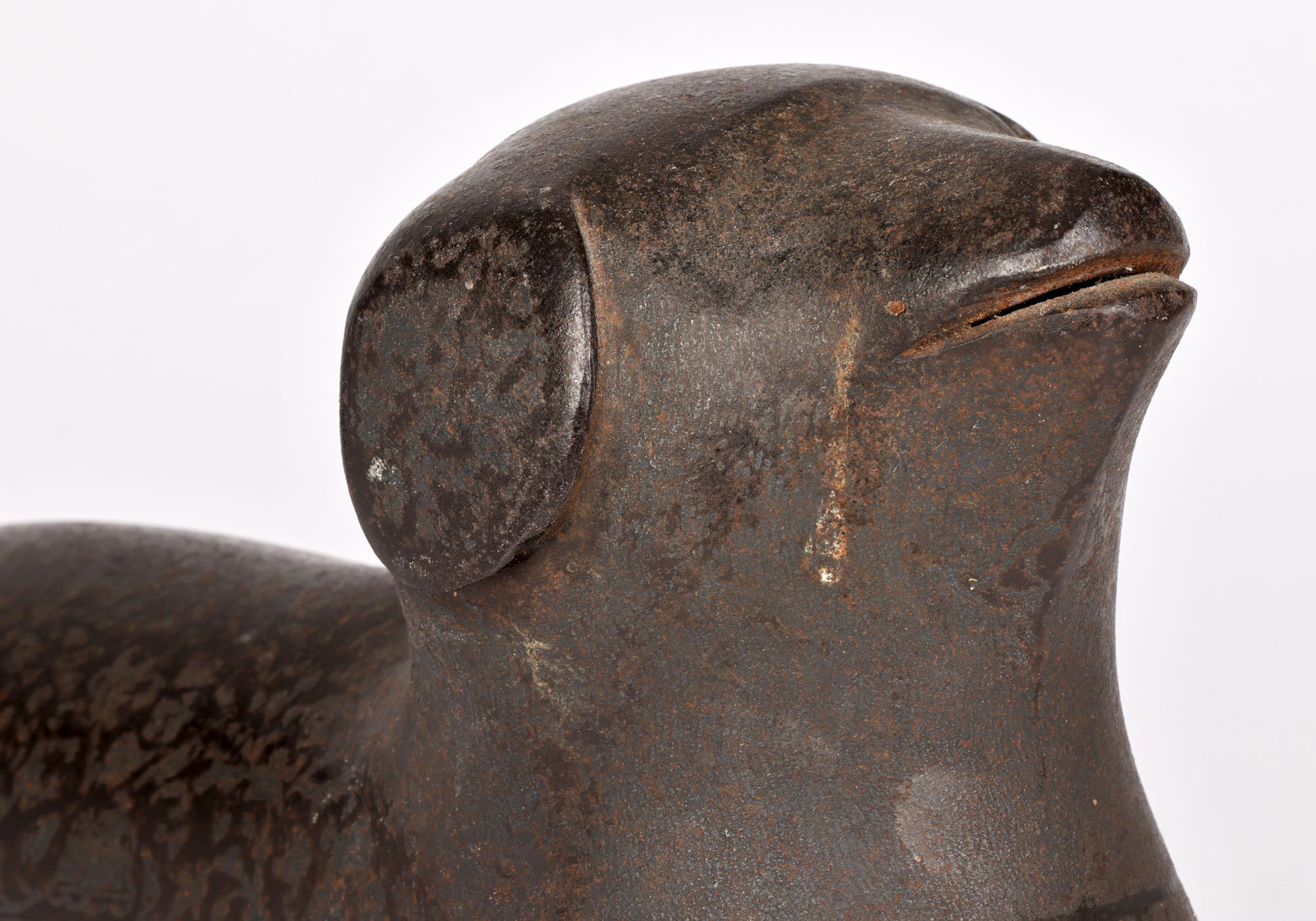 Anglo-indien Insolite figurine de chien assis en métal patiné stylisé attribuée au Khond indien en vente