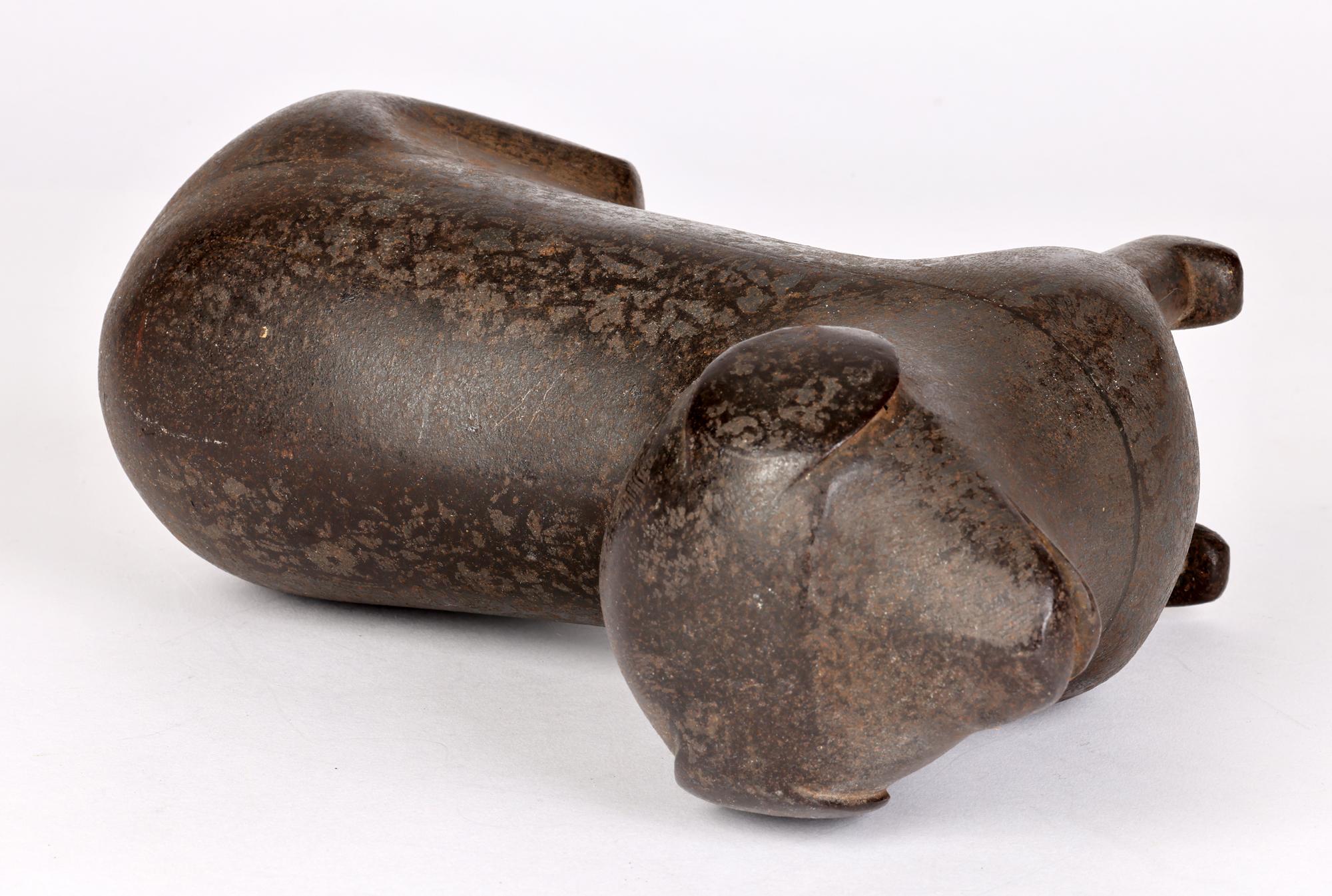 Moulé Insolite figurine de chien assis en métal patiné stylisé attribuée au Khond indien en vente
