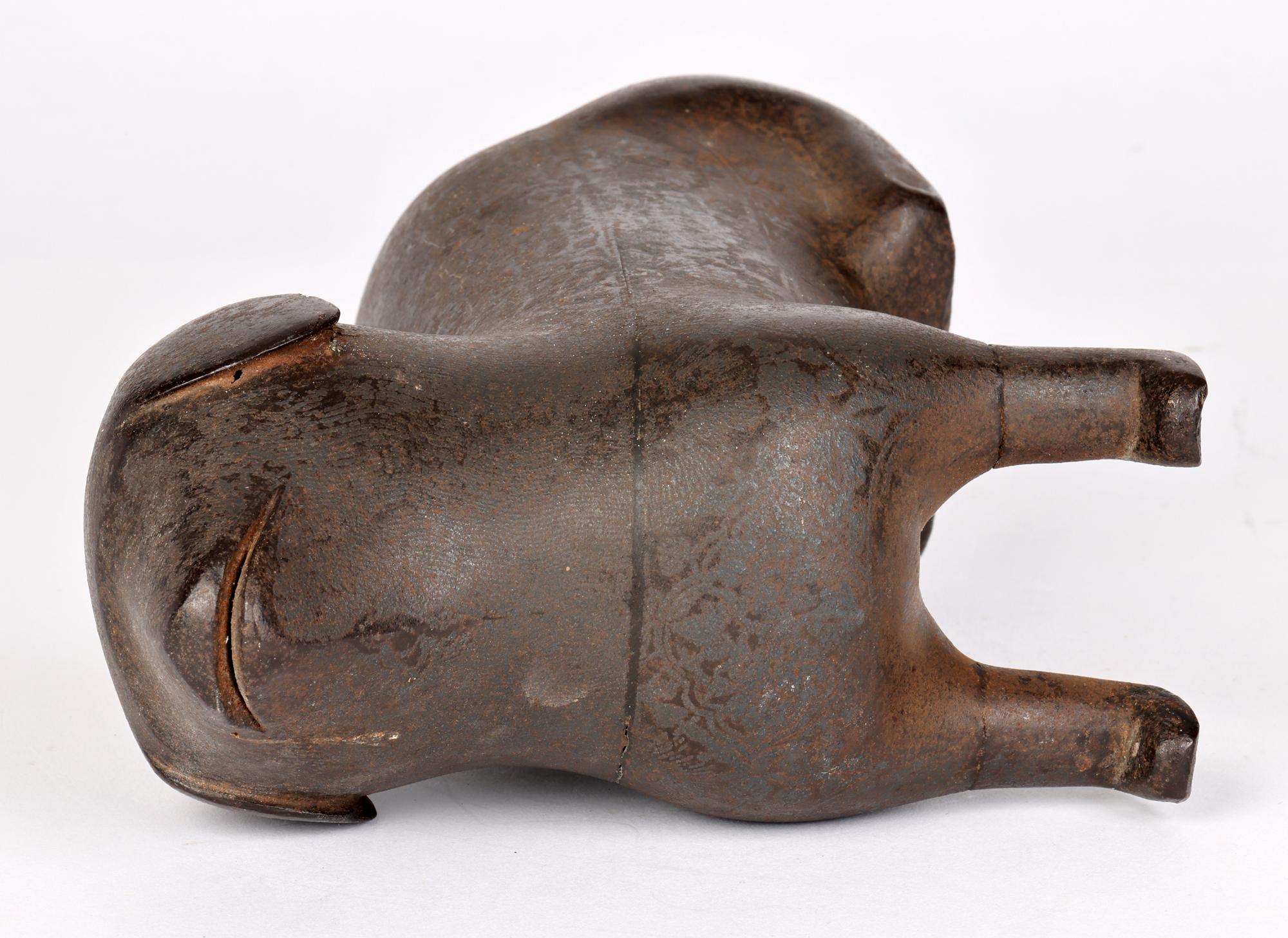 Début du 20ème siècle Insolite figurine de chien assis en métal patiné stylisé attribuée au Khond indien en vente