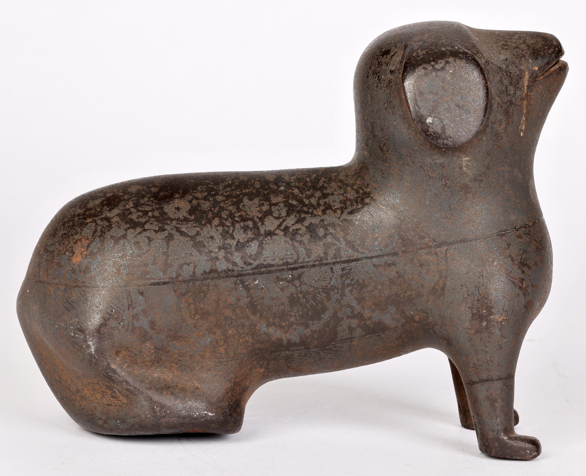 Insolite figurine de chien assis en métal patiné stylisé attribuée au Khond indien en vente 1