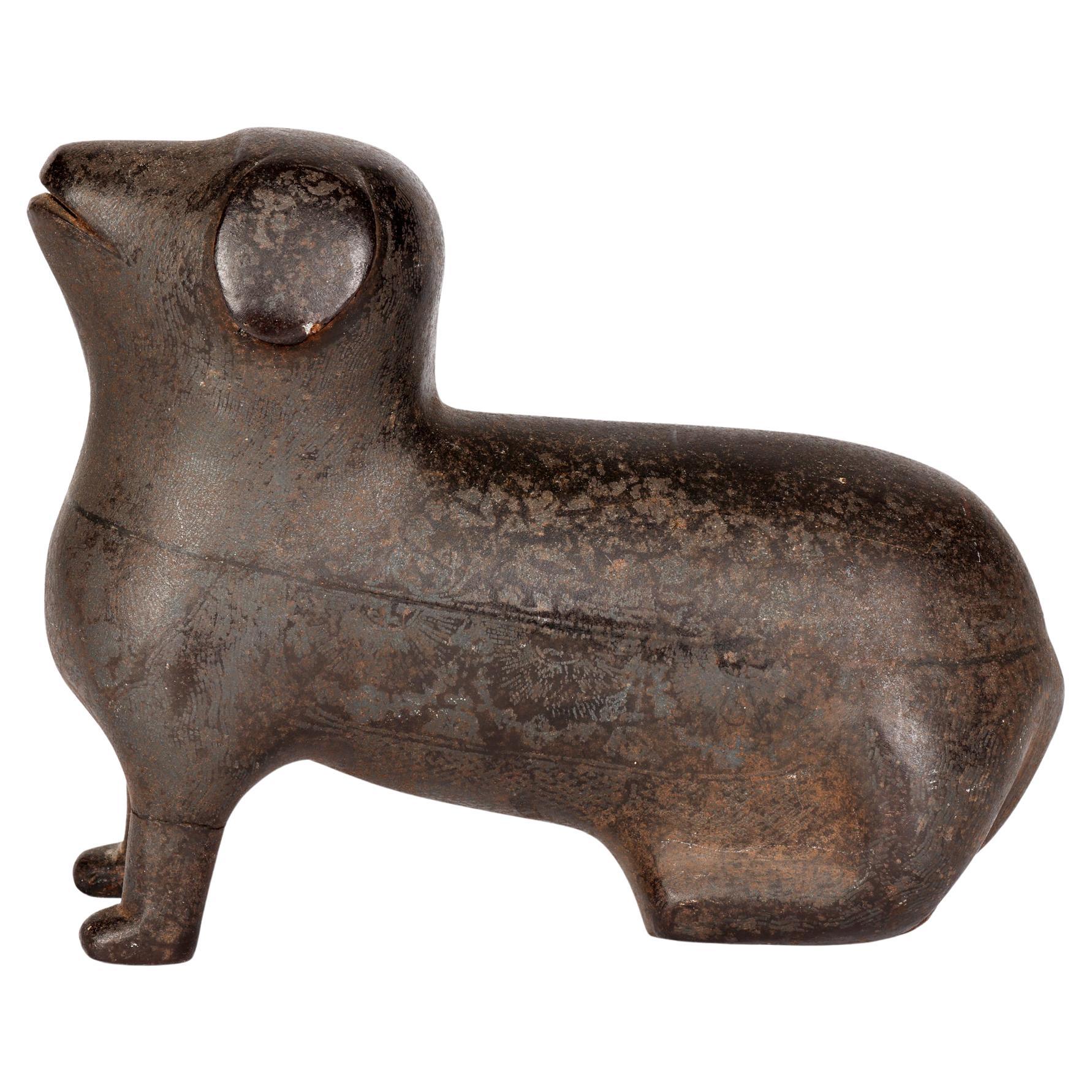 Insolite figurine de chien assis en métal patiné stylisé attribuée au Khond indien