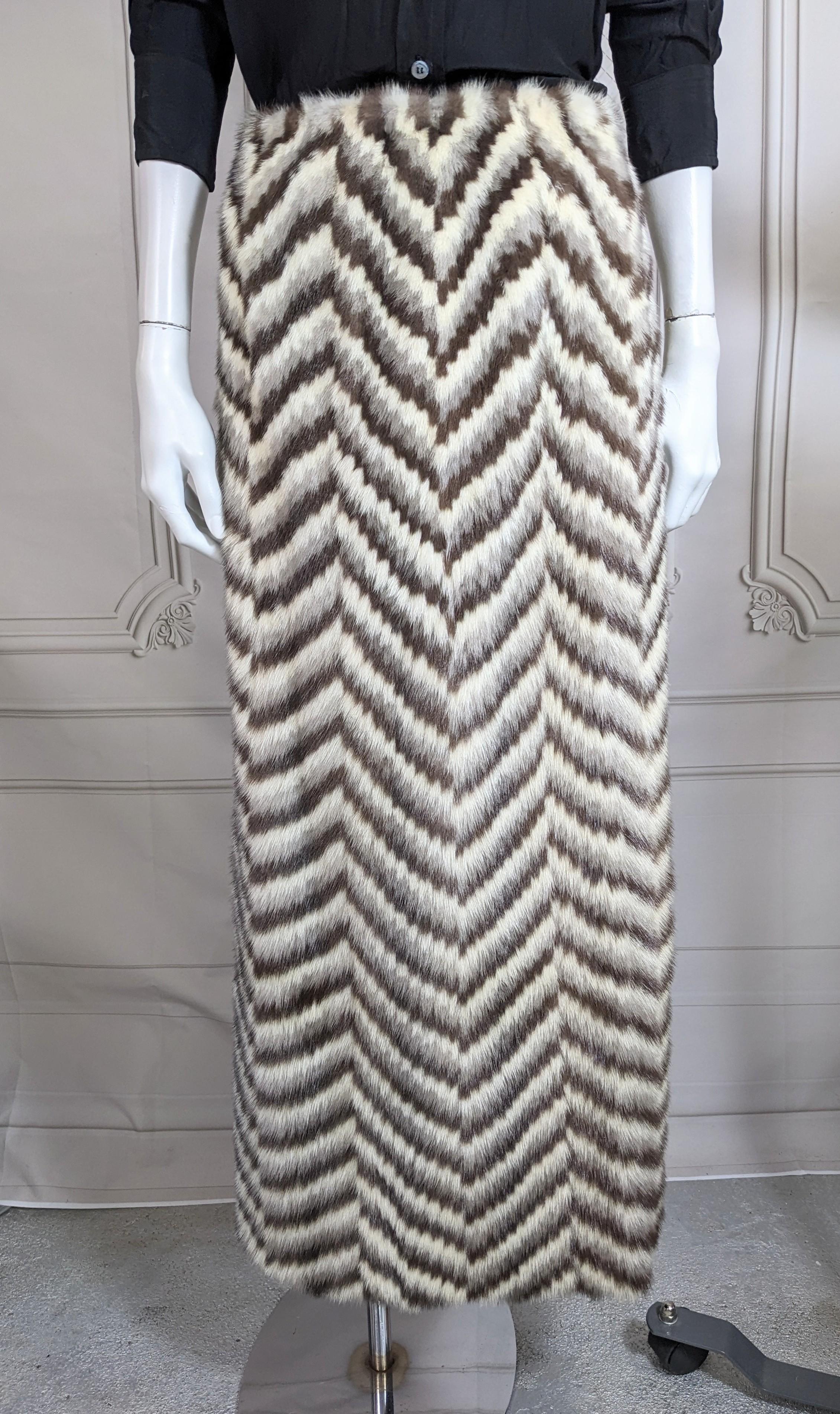 Gris Jupe inhabituelle à motif chevron en vison intarsia en vente