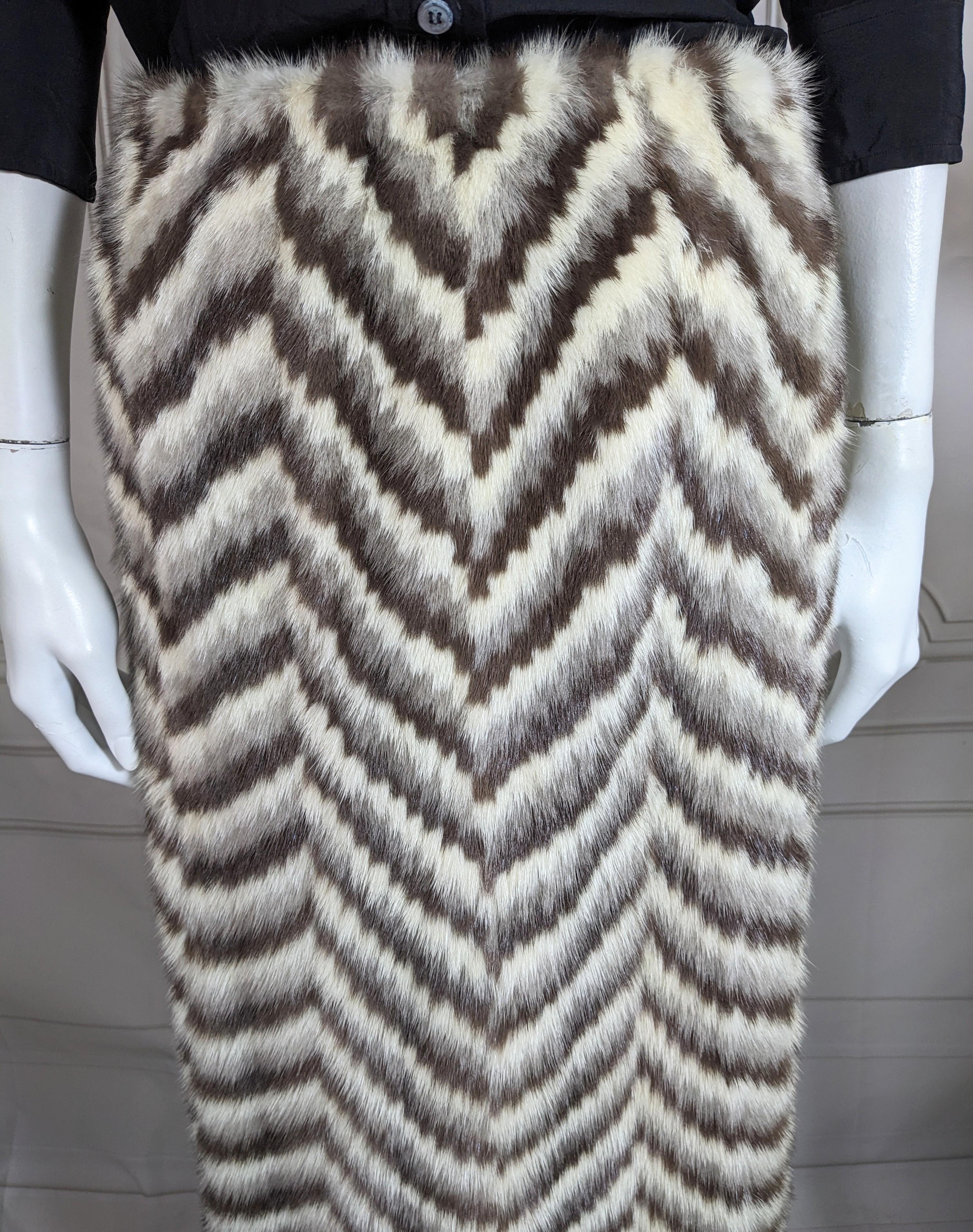 Jupe inhabituelle à motif chevron en vison intarsia Bon état - En vente à New York, NY