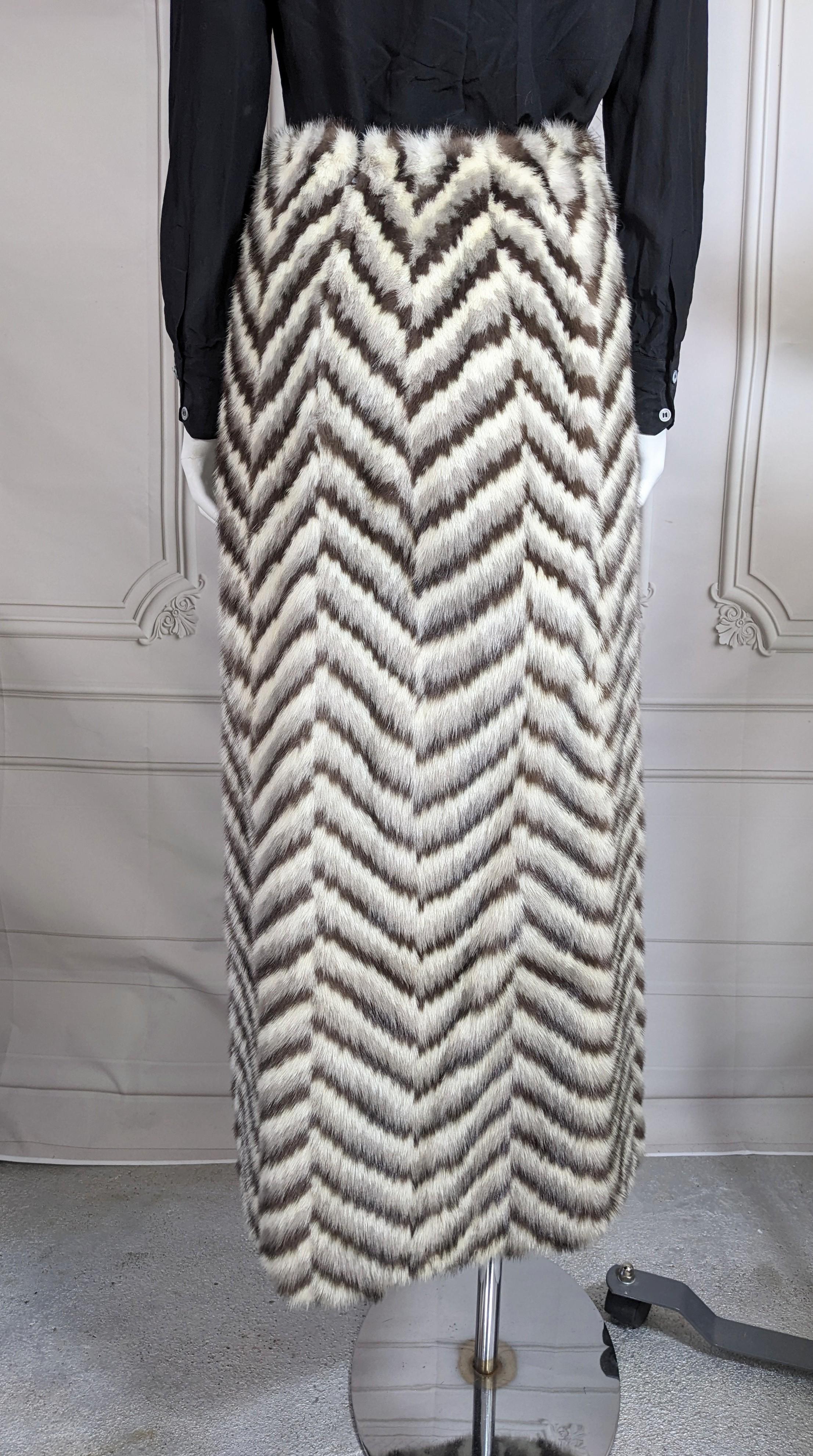 Jupe inhabituelle à motif chevron en vison intarsia en vente 1