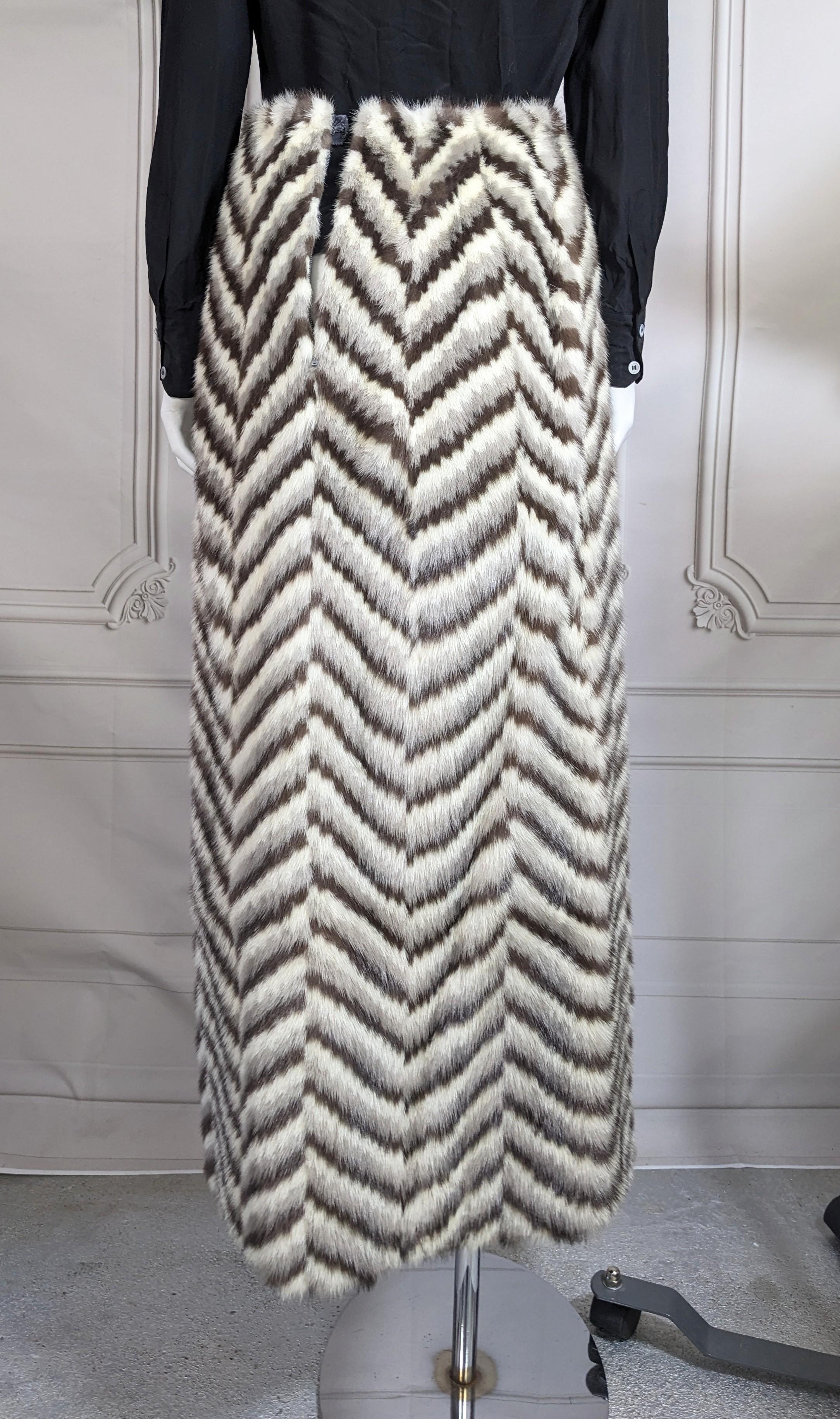 Jupe inhabituelle à motif chevron en vison intarsia en vente 2