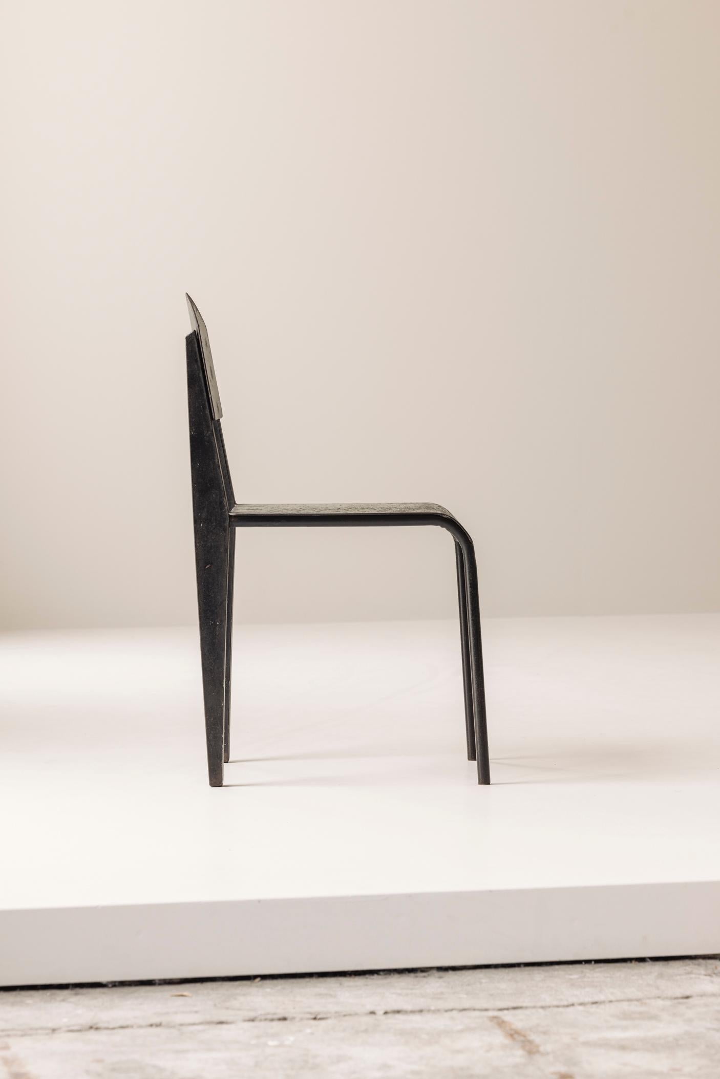Unusual interpretation Jean Prouvé Metropole 305 / Standard Chair, France, 1950s In Good Condition For Sale In Antwerp, BE
