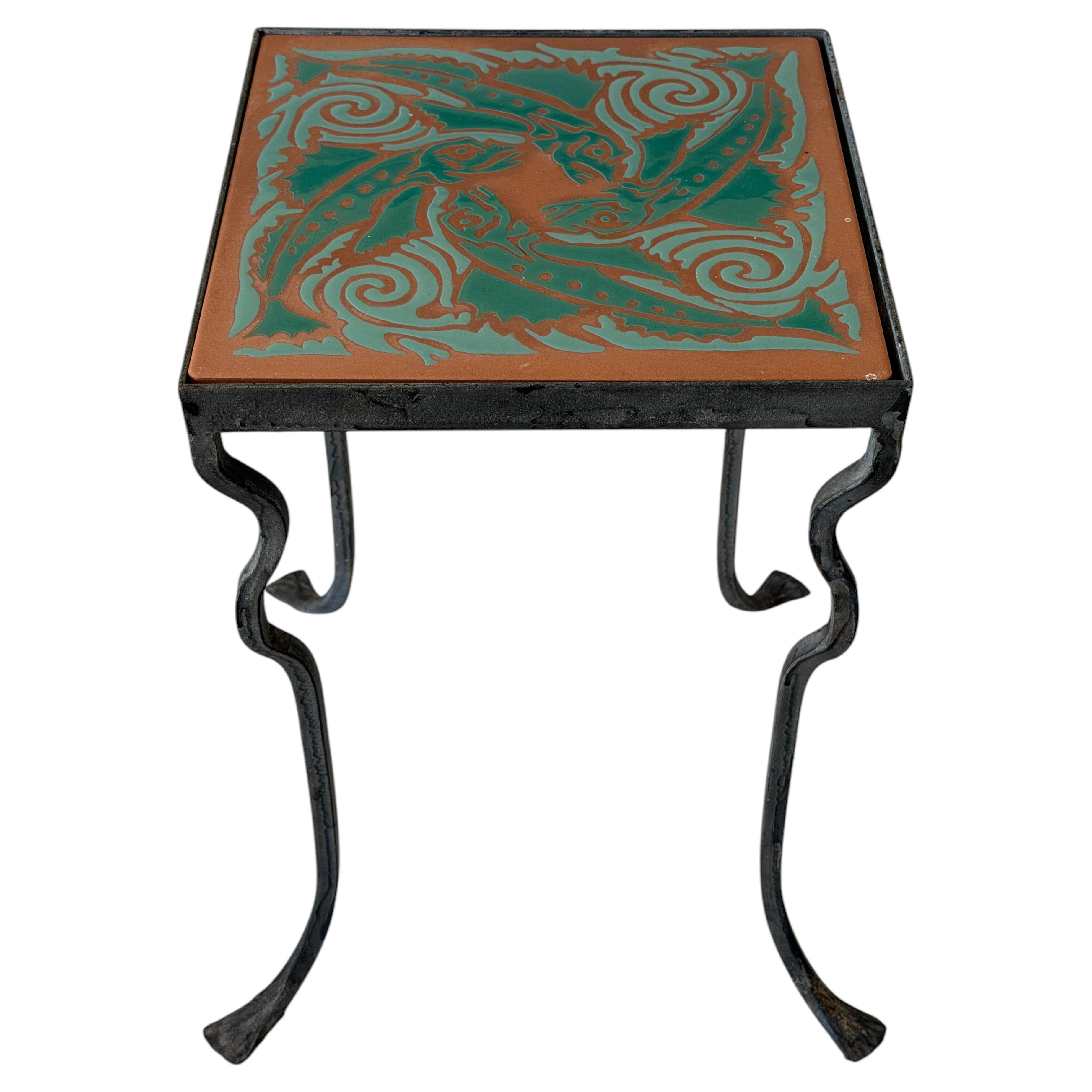 Mesa de hierro inusual de Kreissle Forge ca' 1940's Tapa de cerámica estilizada Fish Design