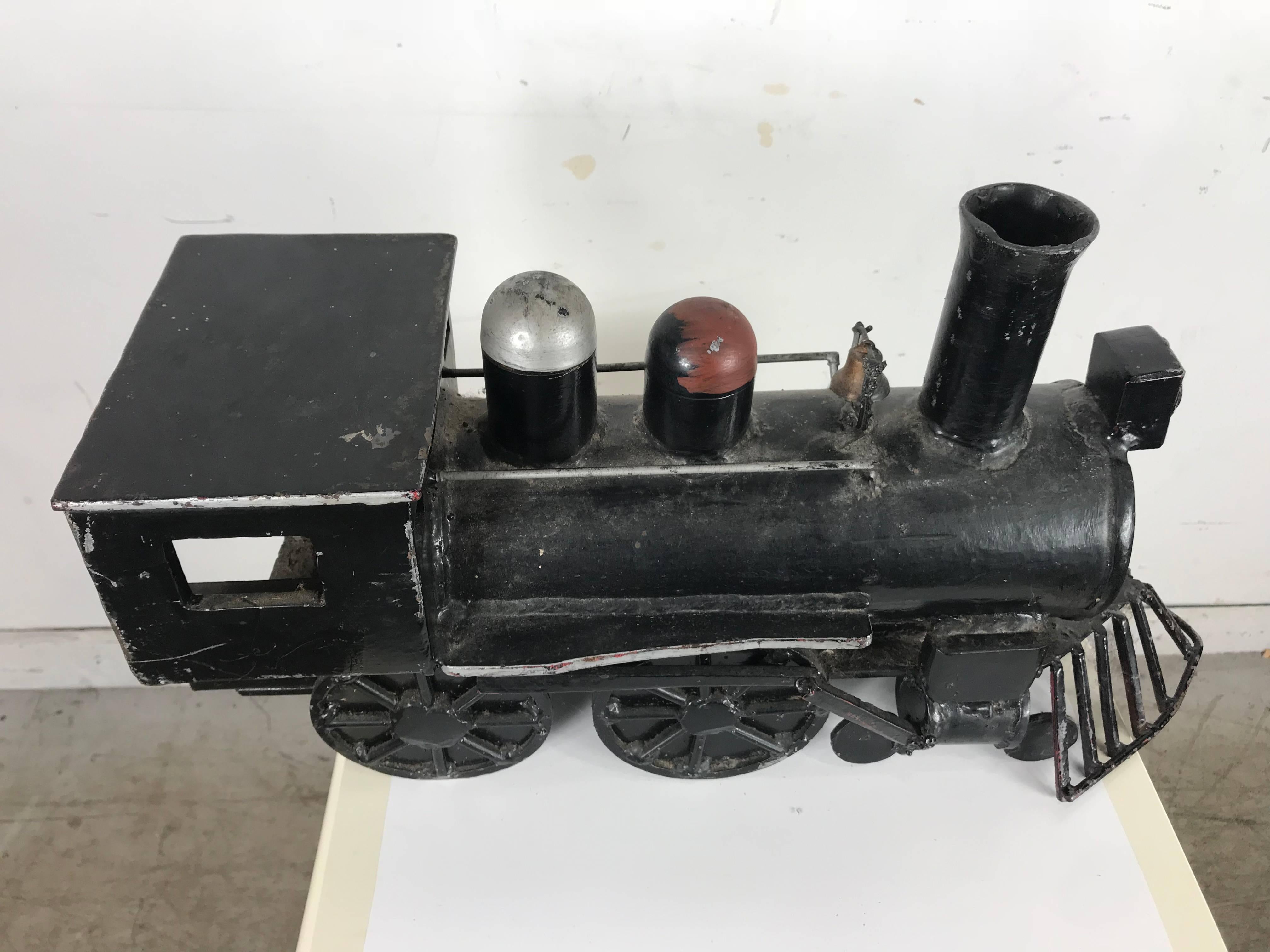 Ungewöhnliche handgefertigte Volkskunst-Locomotive, Schleppe aus Eisen, geschweißt (20. Jahrhundert) im Angebot