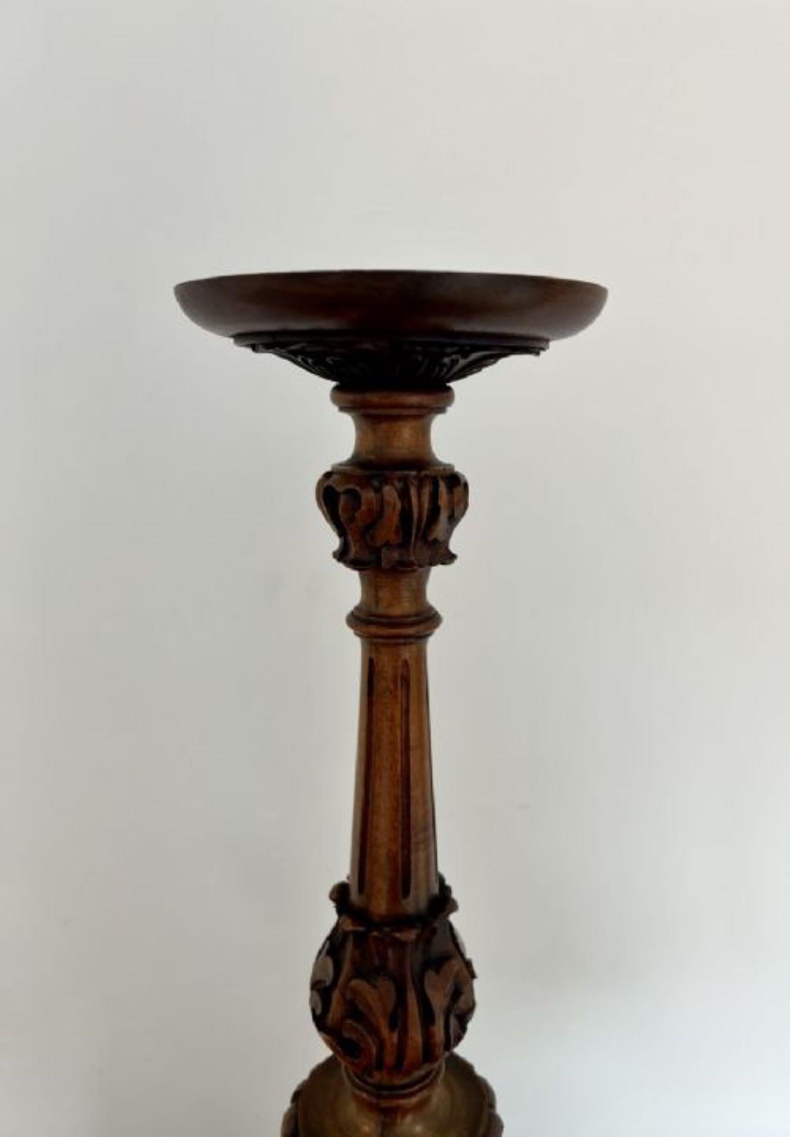 Unusual Italian antique Victorian quality carved walnut stand having a quality carved walnut Italian stand with a circular top supported by a turned reeded carved walnut column, standing on a carved walnut base with scroll and claw feet. 