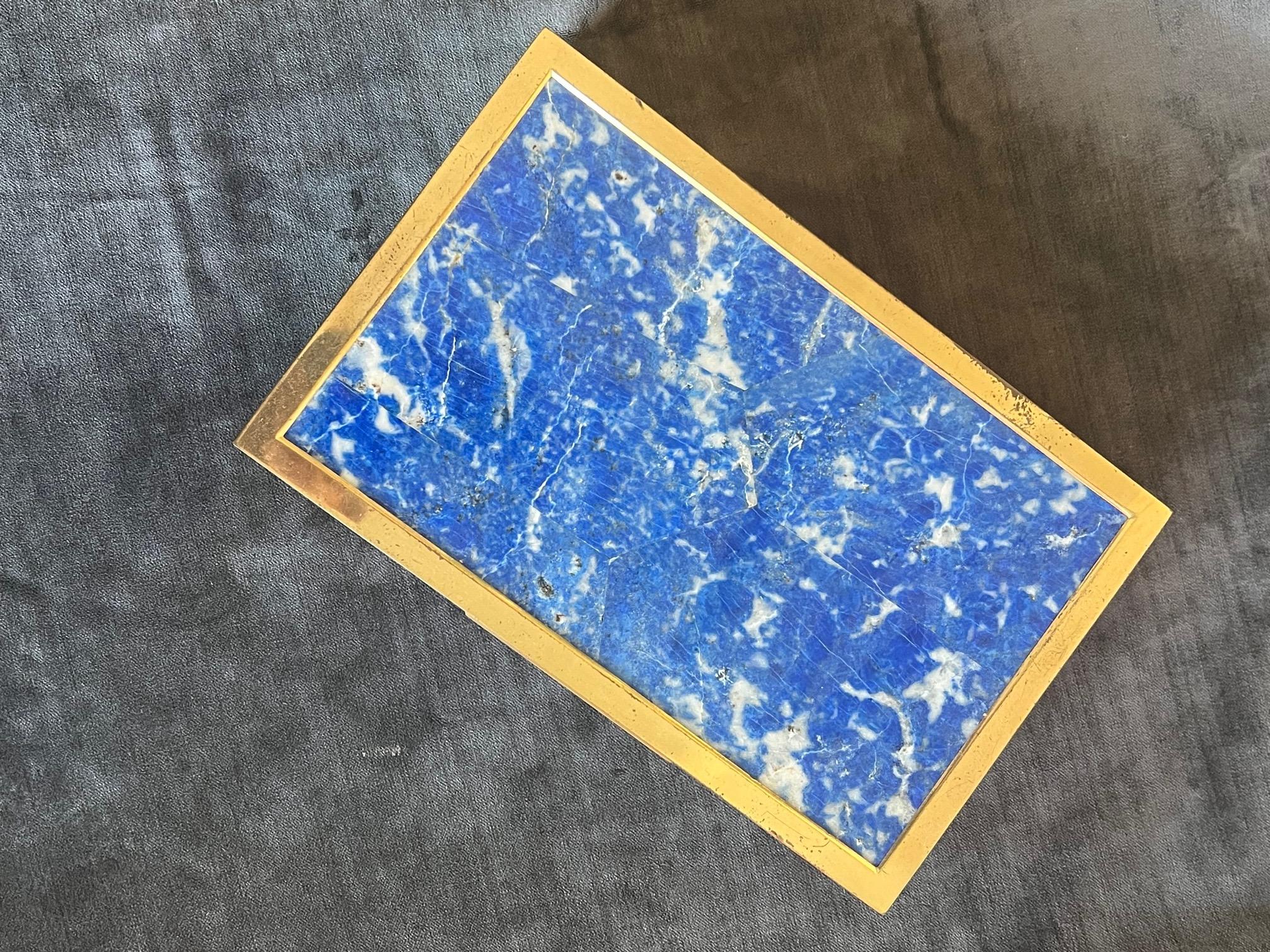 Boîte italienne insolite en laiton et lapis-lazuli Bon état - En vente à St.Petersburg, FL