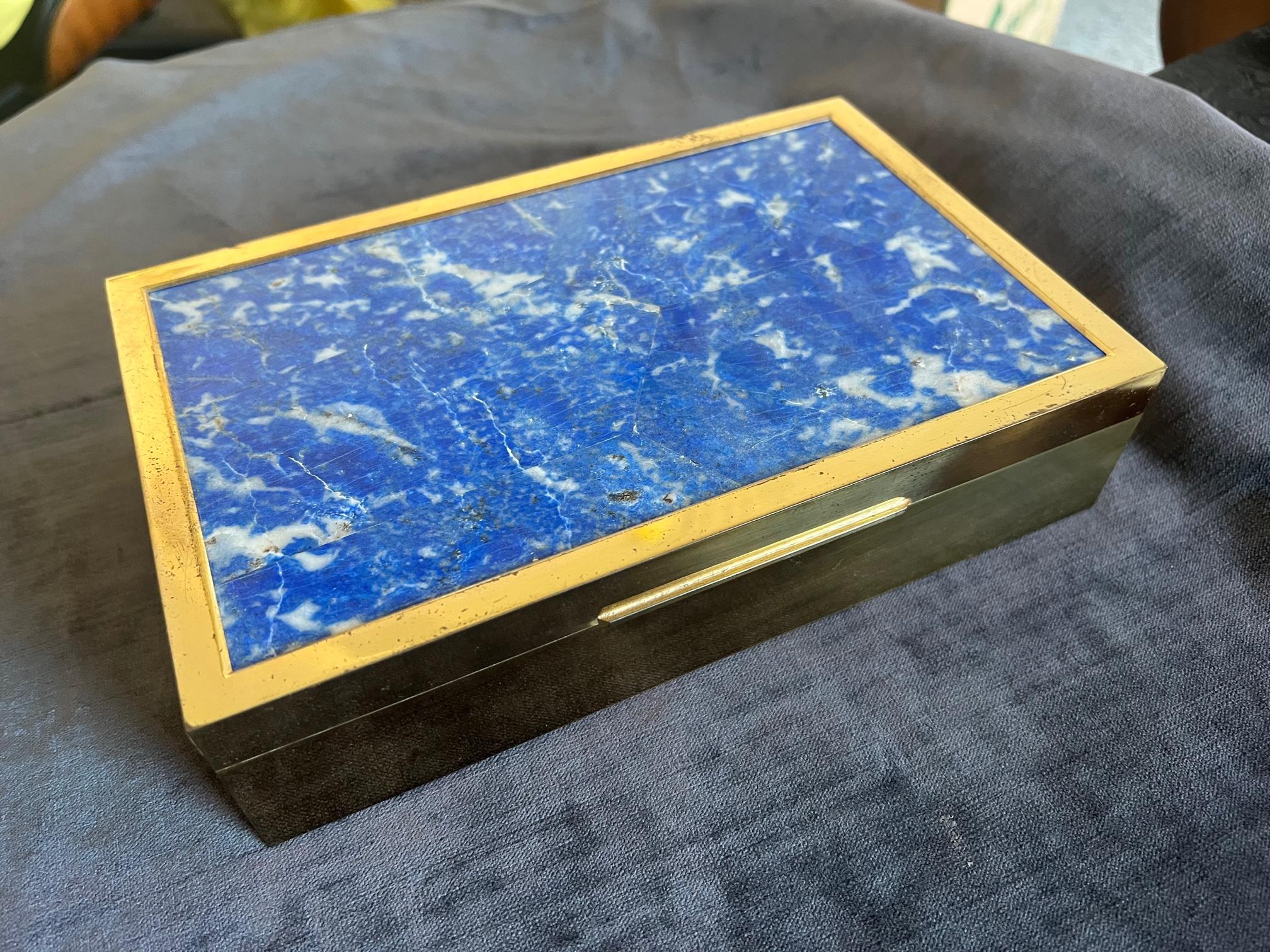 Laiton Boîte italienne insolite en laiton et lapis-lazuli en vente