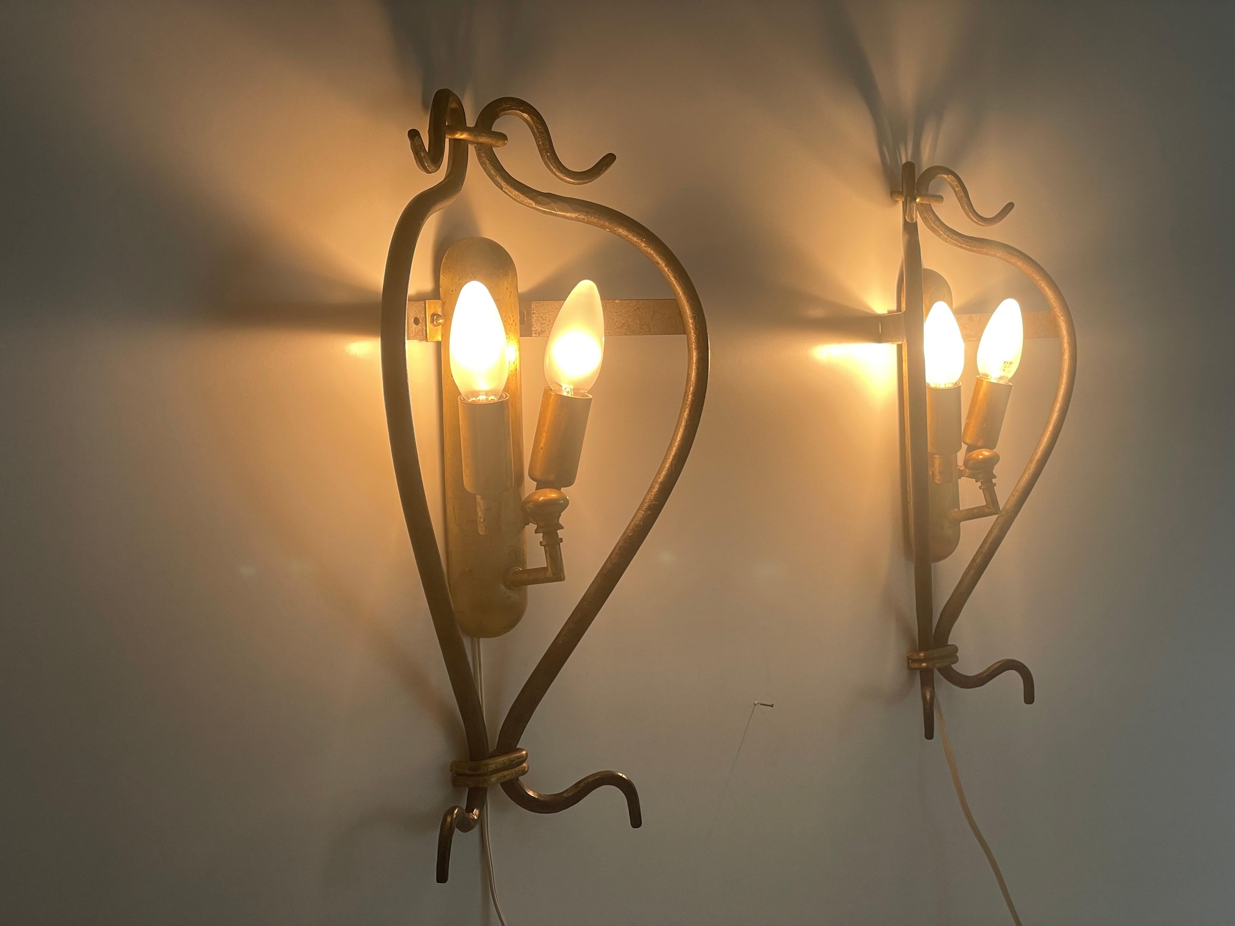Insolita coppia di lampade di design italiano in ottone e ferro, anni '50, Italia in vendita 3