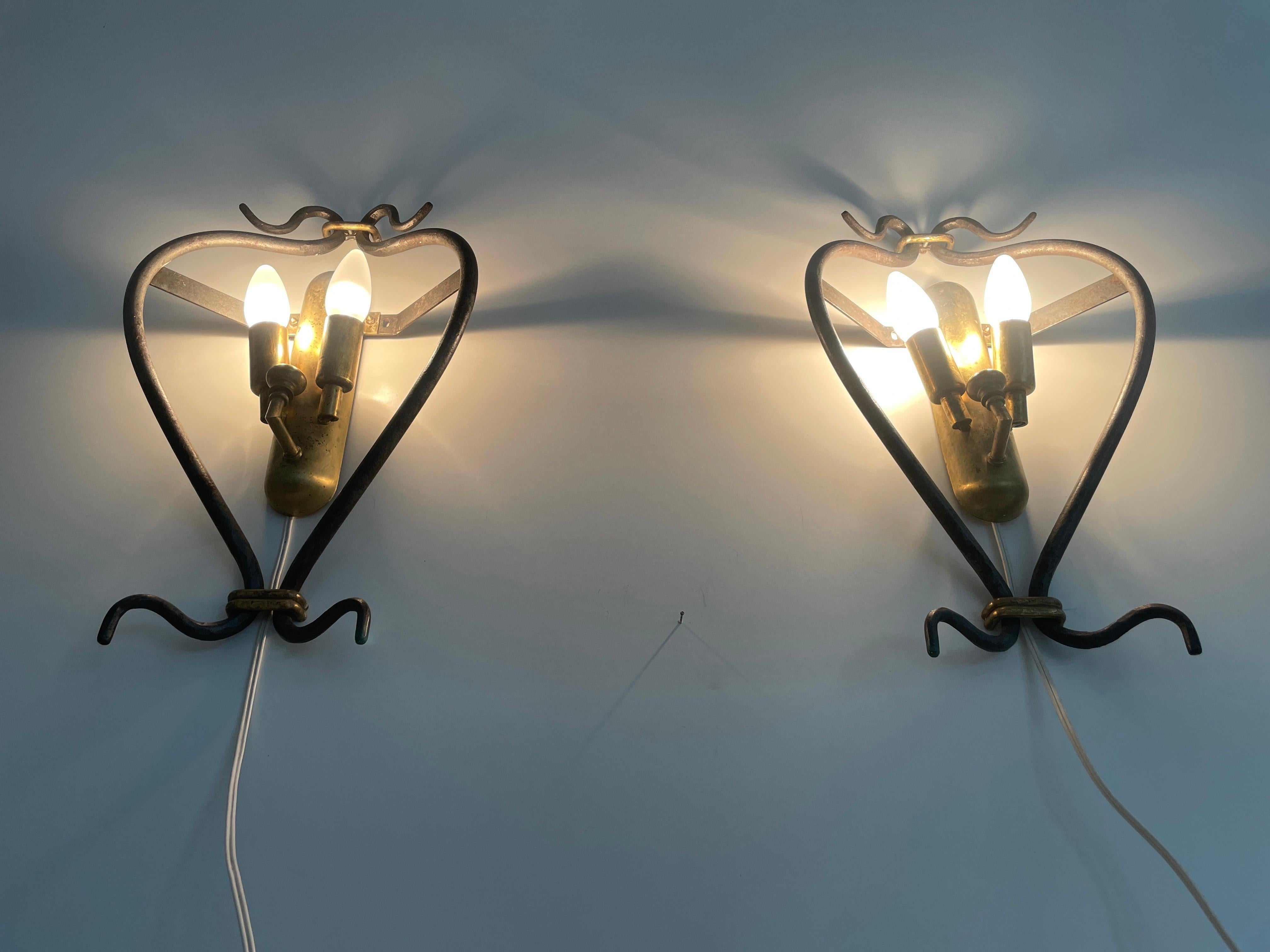 Insolita coppia di lampade di design italiano in ottone e ferro, anni '50, Italia in vendita 4