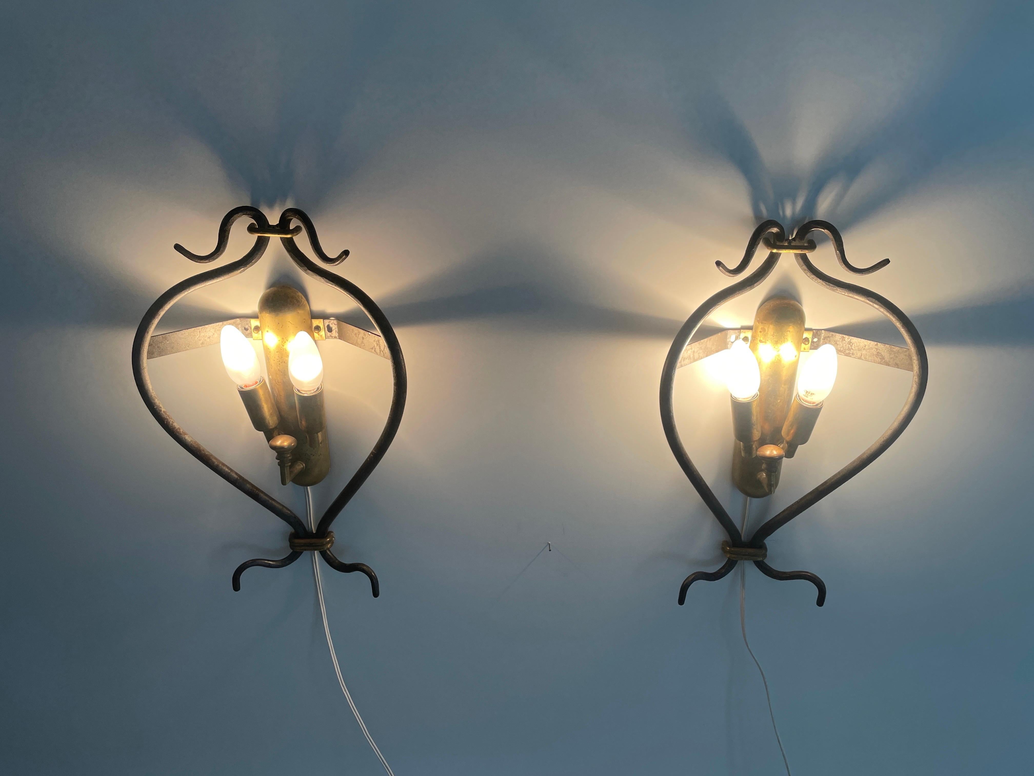 Insolita coppia di lampade di design italiano in ottone e ferro, anni '50, Italia in vendita 5